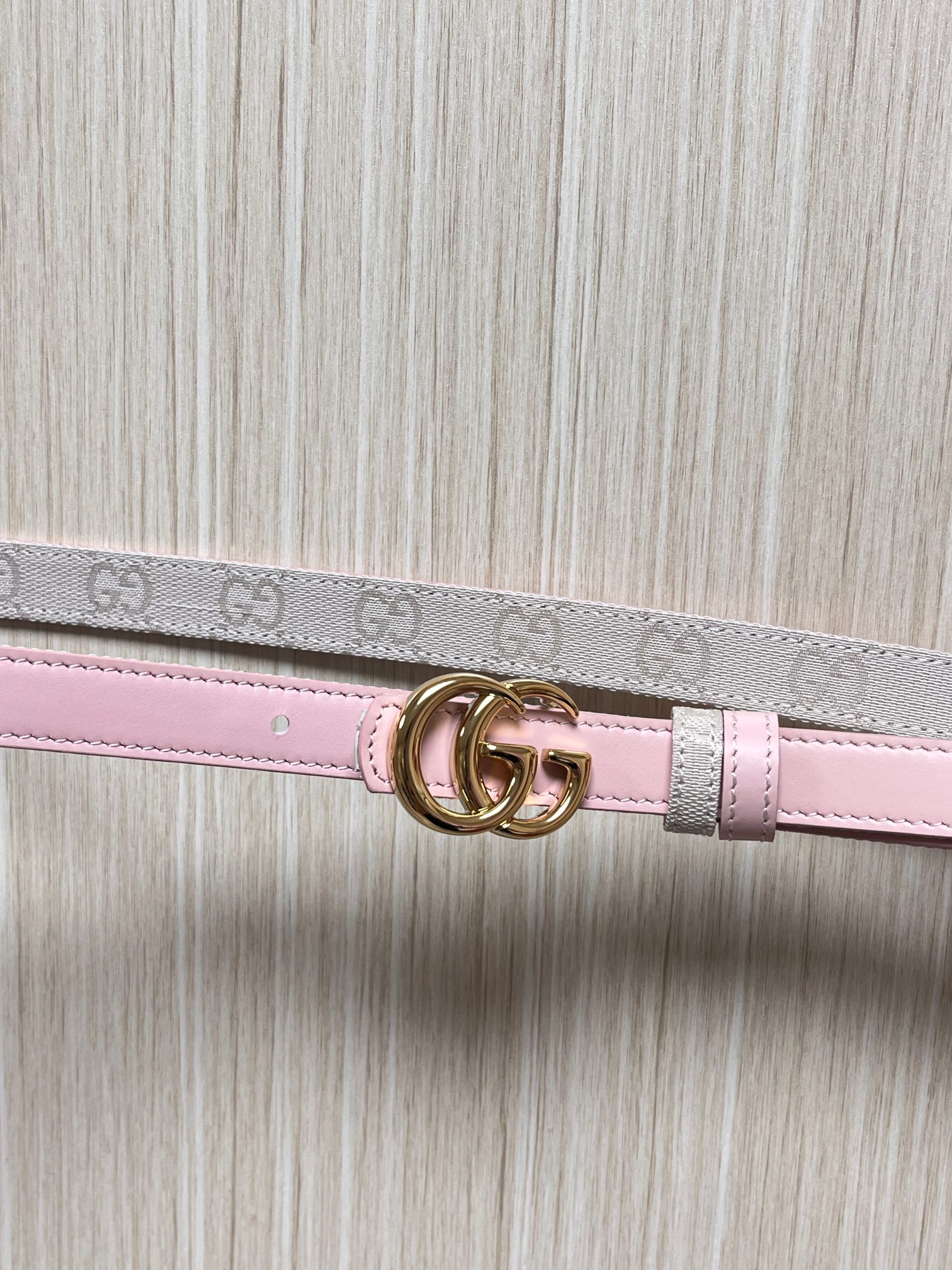 当季新款Generation Gucci古驰世代系列深入探索品牌的典藏元素，将不同世代的设计融合为统一的