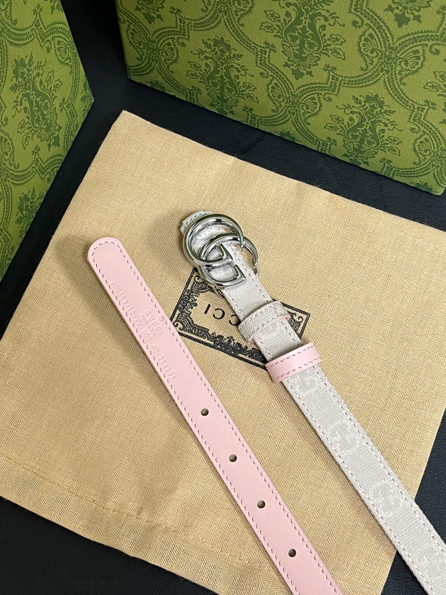 当季新款Generation Gucci古驰世代系列深入探索品牌的典藏元素，将不同世代的设计融合为统一的