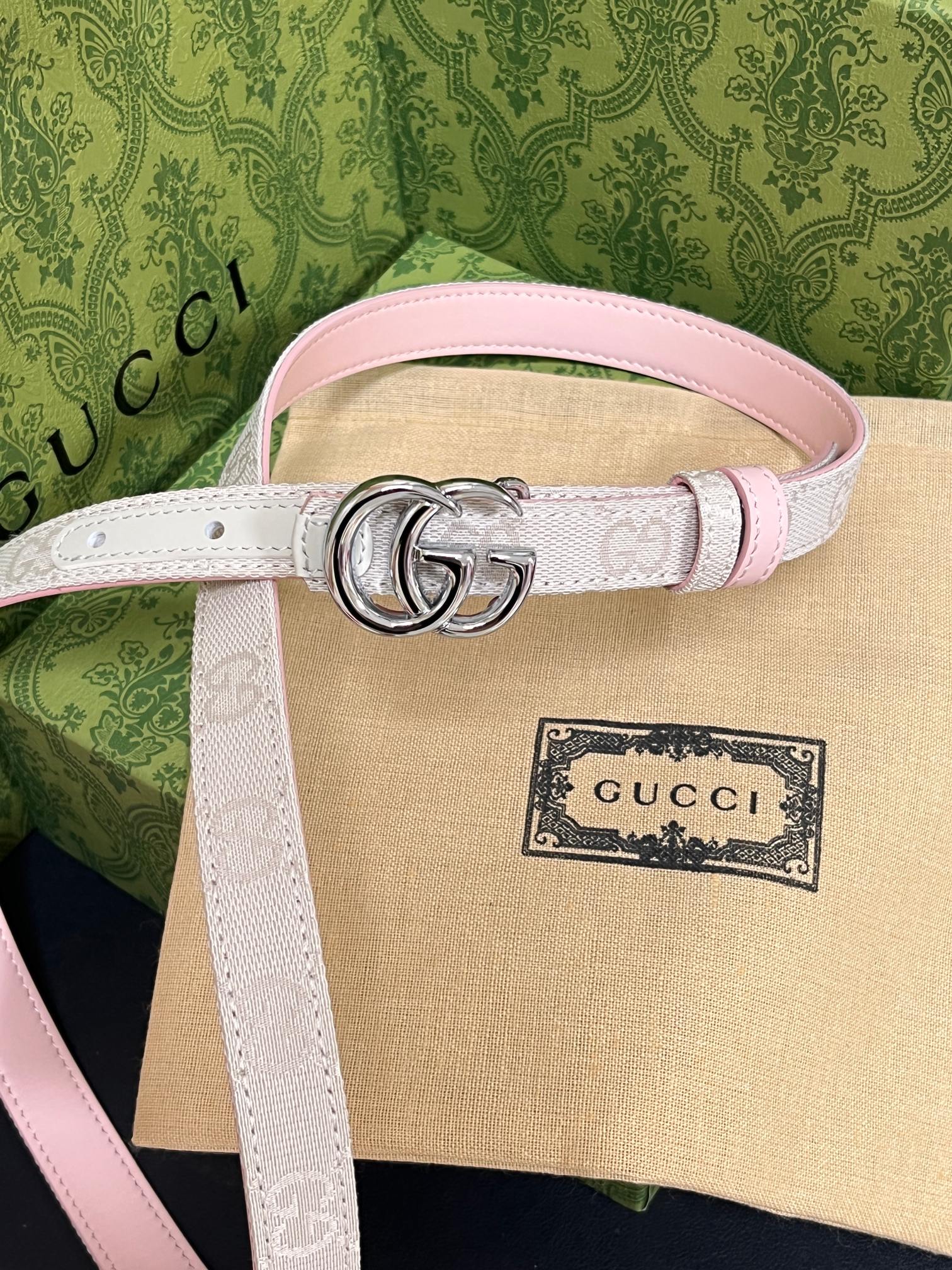 当季新款Generation Gucci古驰世代系列深入探索品牌的典藏元素，将不同世代的设计融合为统一的