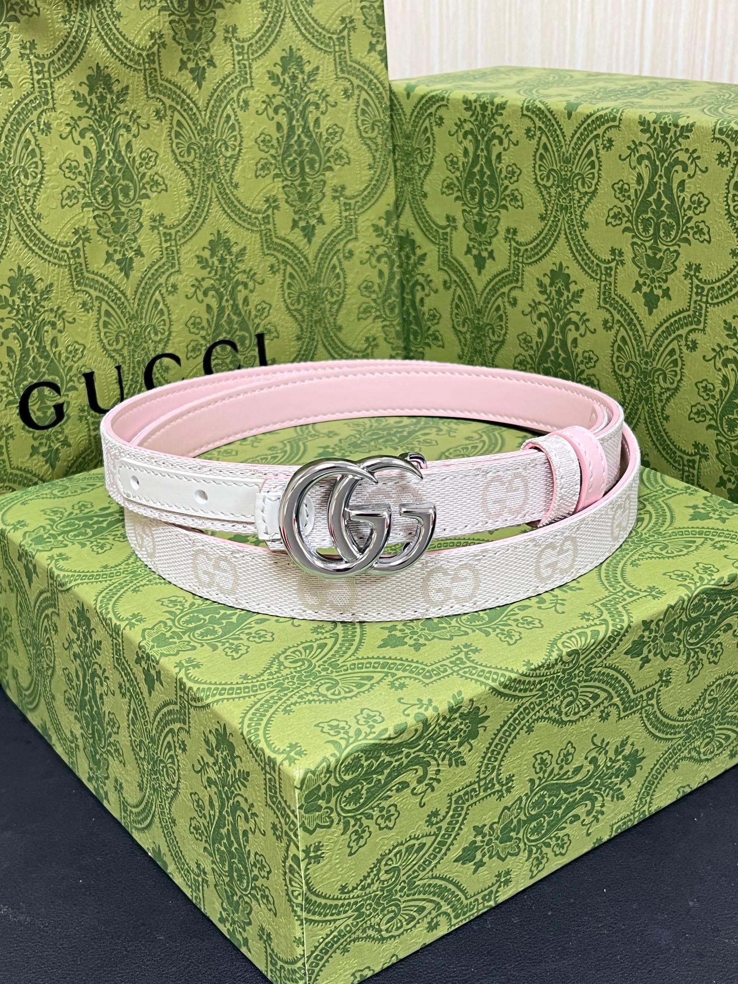 当季新款Generation Gucci古驰世代系列深入探索品牌的典藏元素，将不同世代的设计融合为统一的