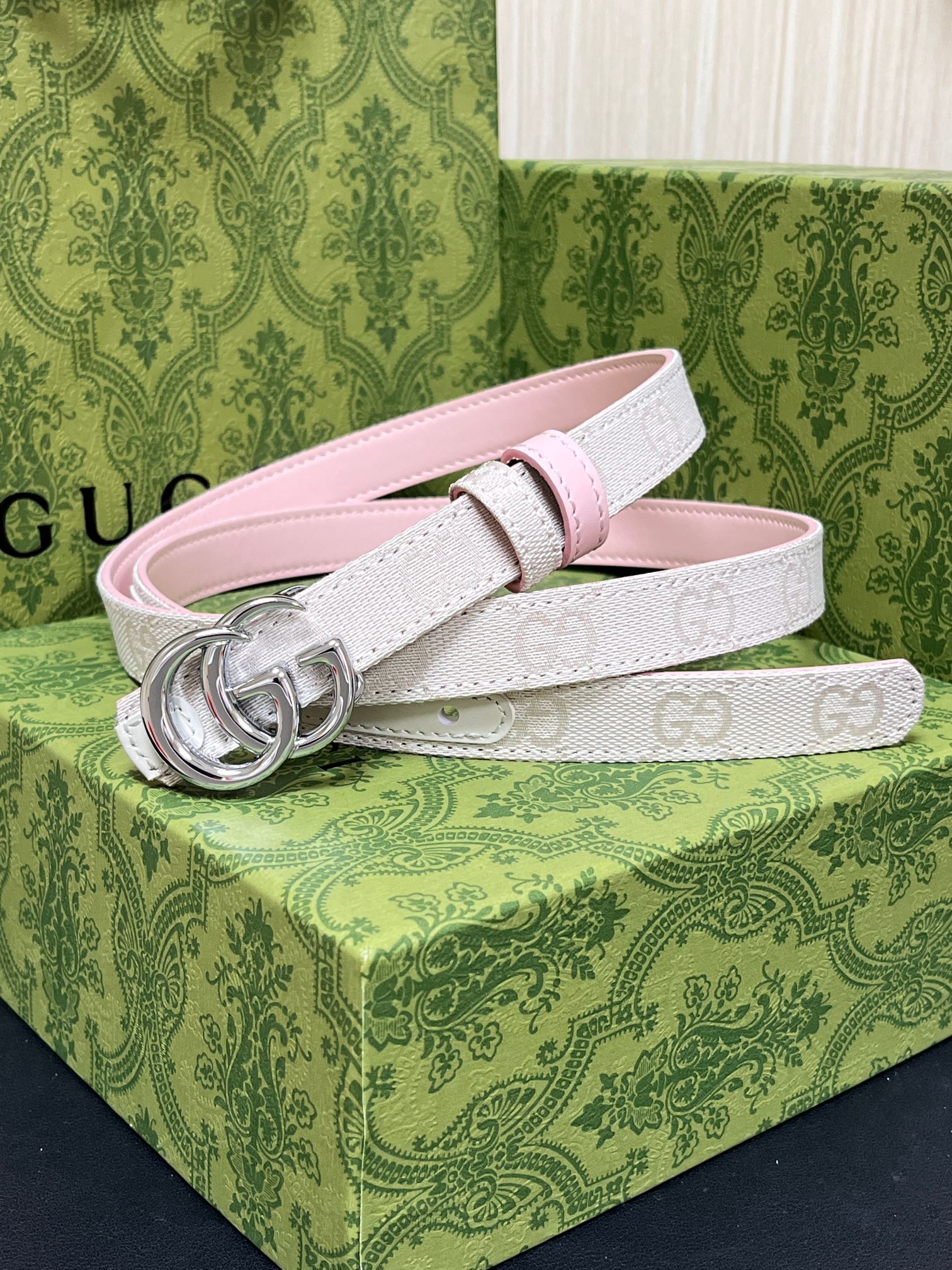 当季新款Generation Gucci古驰世代系列深入探索品牌的典藏元素，将不同世代的设计融合为统一的