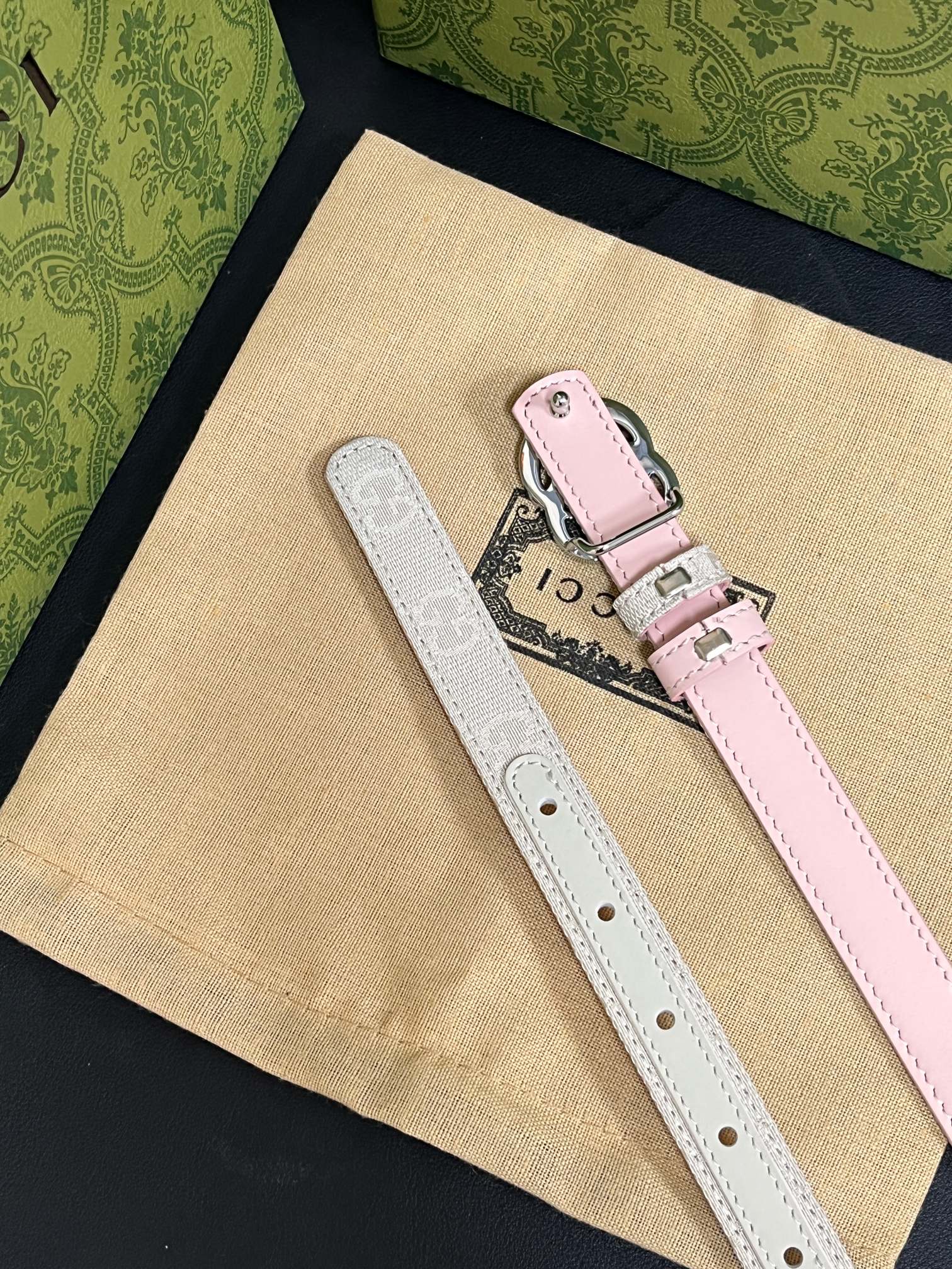 当季新款Generation Gucci古驰世代系列深入探索品牌的典藏元素，将不同世代的设计融合为统一的