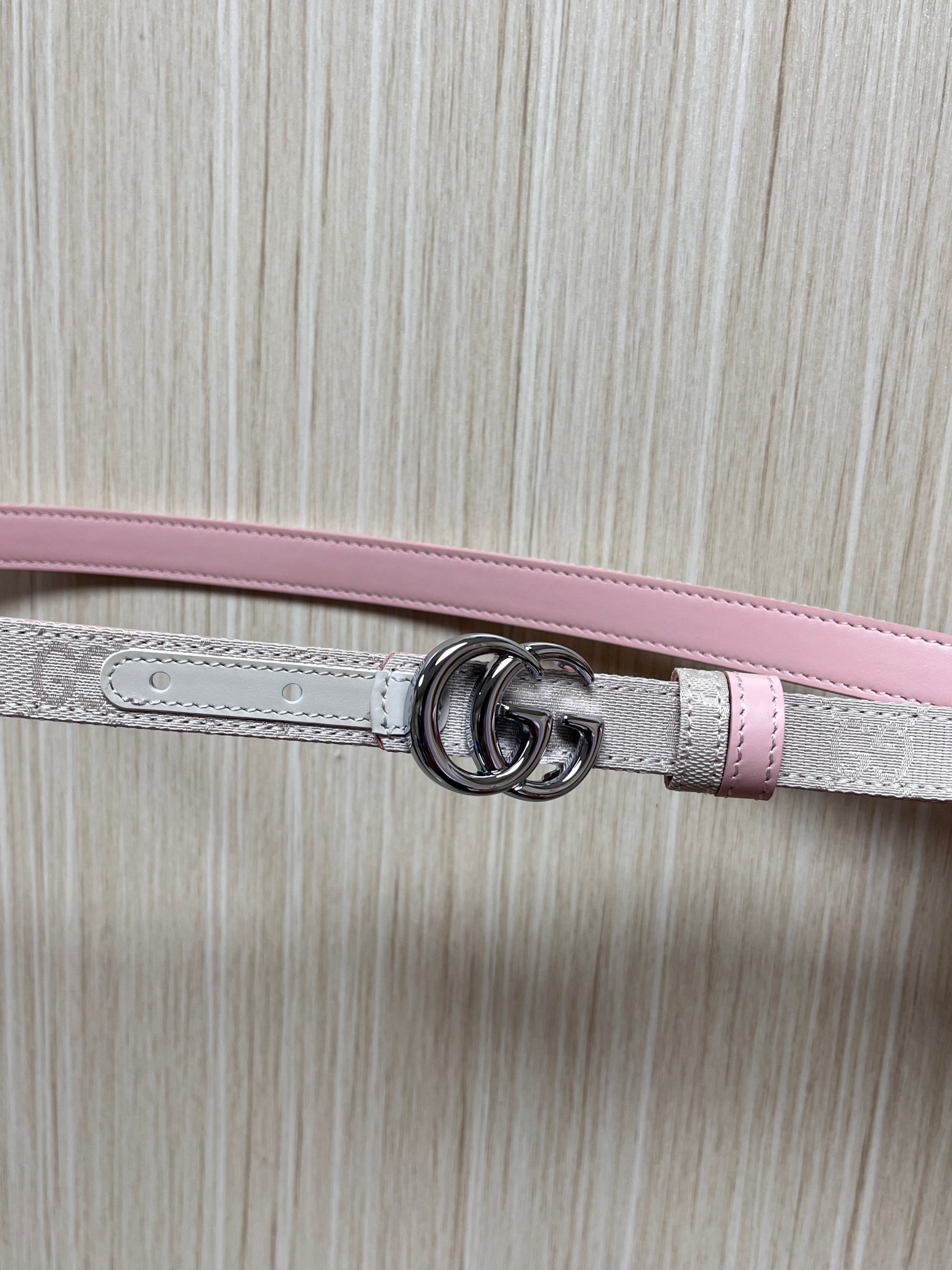 当季新款Generation Gucci古驰世代系列深入探索品牌的典藏元素，将不同世代的设计融合为统一的