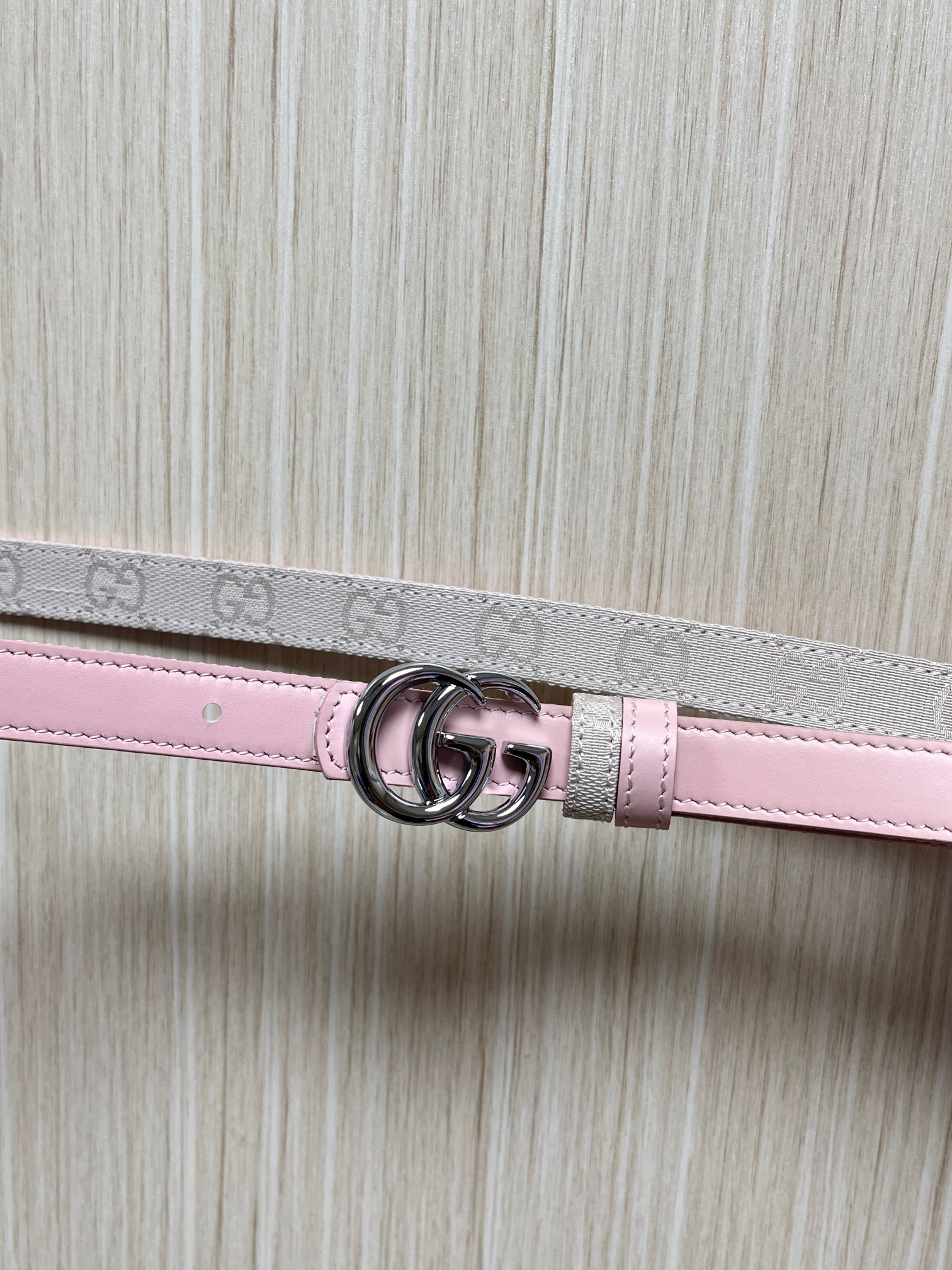 当季新款Generation Gucci古驰世代系列深入探索品牌的典藏元素，将不同世代的设计融合为统一的
