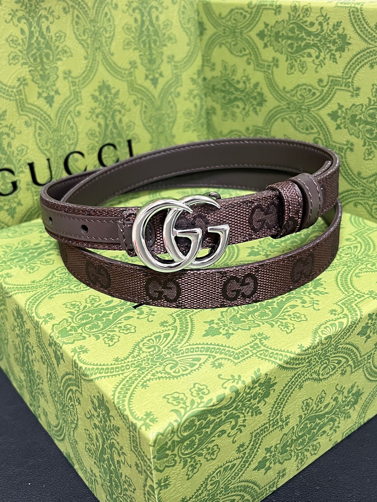 当季新款Generation Gucci古驰世代系列深入探索品牌的典藏元素，将不同世代的设计融合为统一的