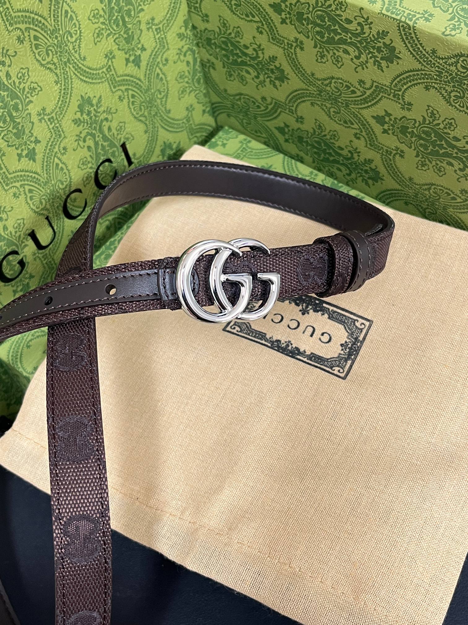 当季新款Generation Gucci古驰世代系列深入探索品牌的典藏元素，将不同世代的设计融合为统一的