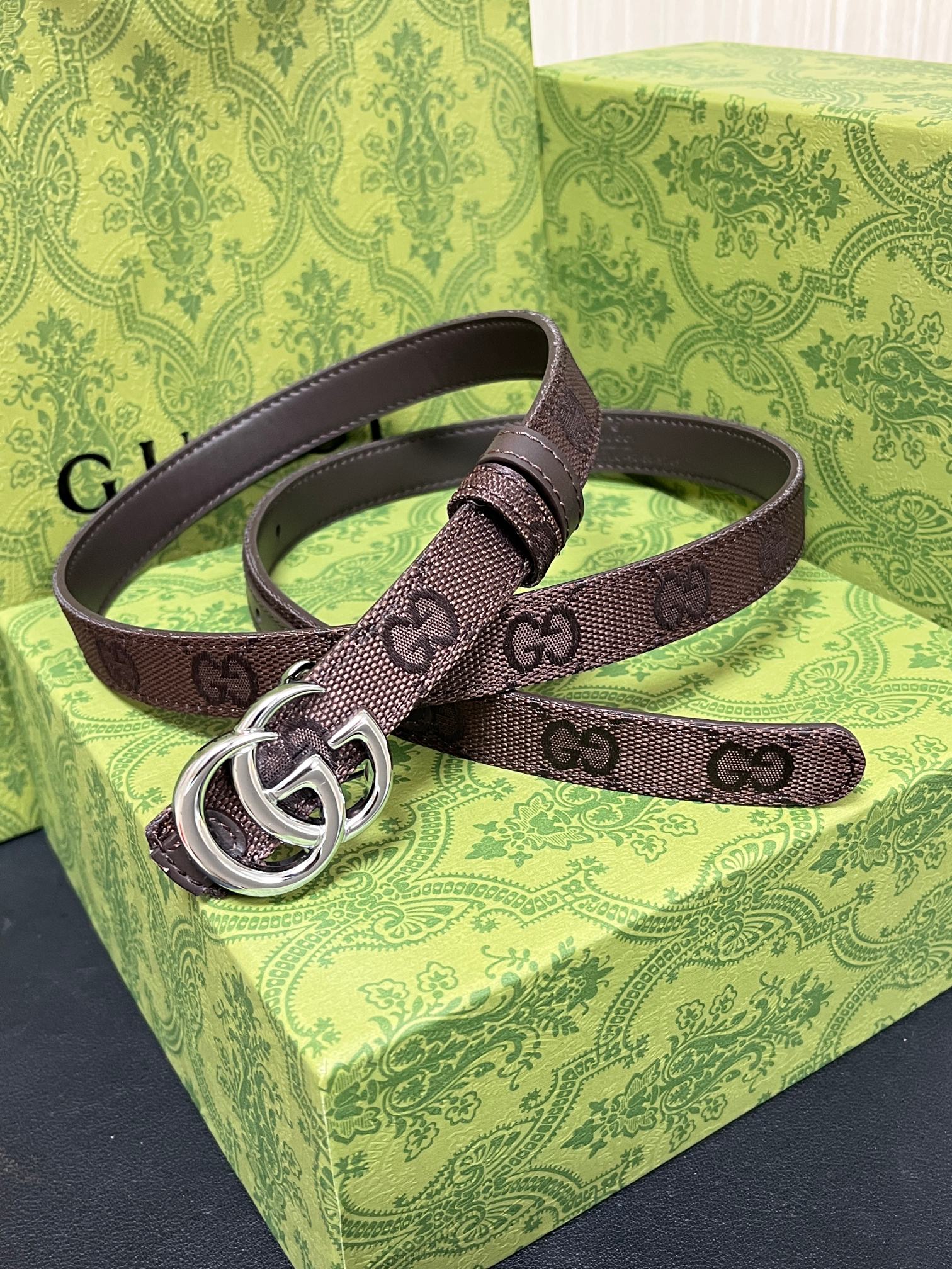 当季新款Generation Gucci古驰世代系列深入探索品牌的典藏元素，将不同世代的设计融合为统一的