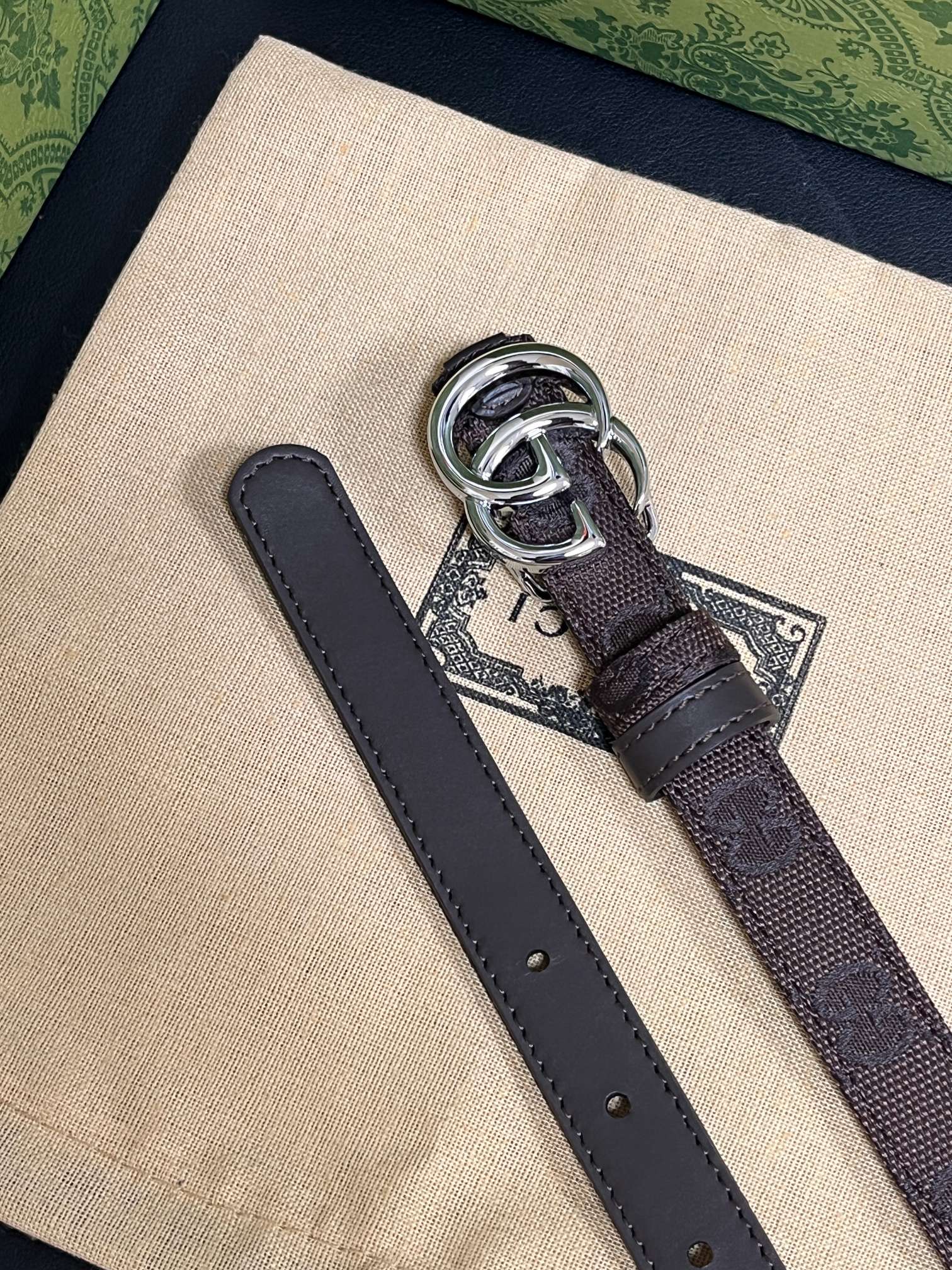 当季新款Generation Gucci古驰世代系列深入探索品牌的典藏元素，将不同世代的设计融合为统一的