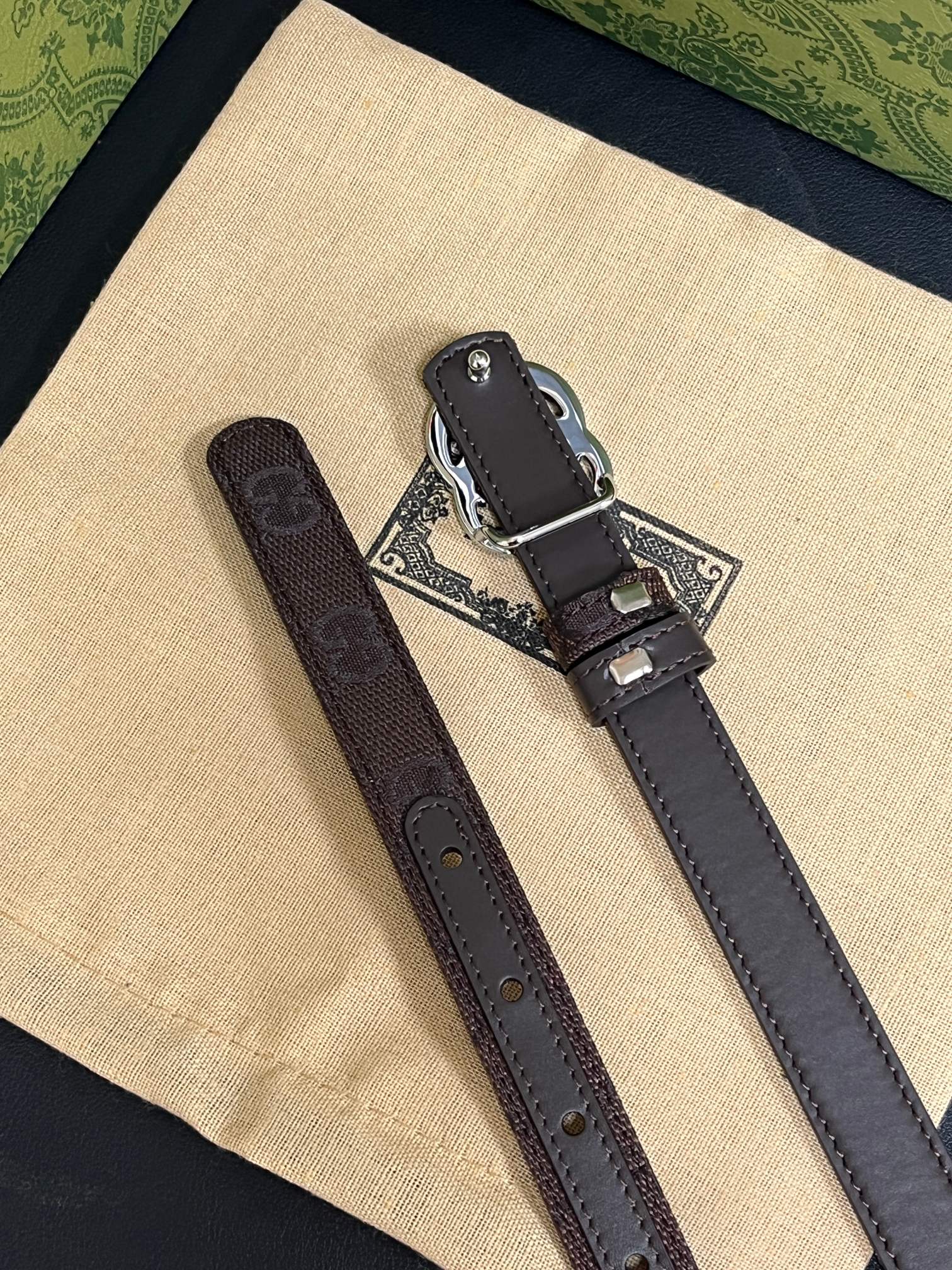 当季新款Generation Gucci古驰世代系列深入探索品牌的典藏元素，将不同世代的设计融合为统一的