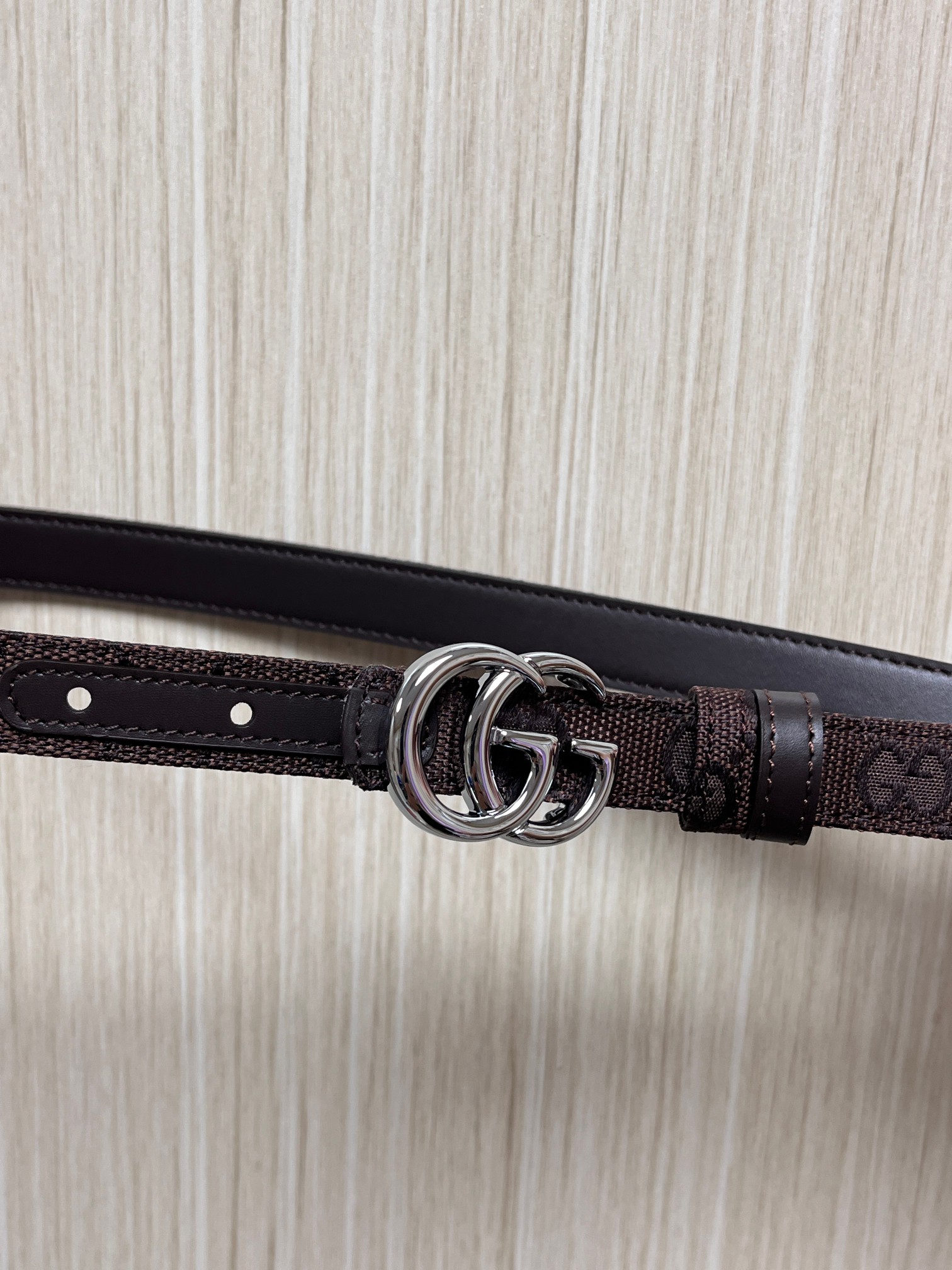 当季新款Generation Gucci古驰世代系列深入探索品牌的典藏元素，将不同世代的设计融合为统一的