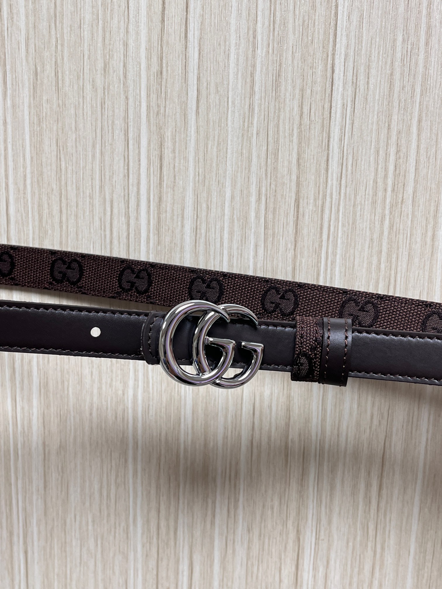 当季新款Generation Gucci古驰世代系列深入探索品牌的典藏元素，将不同世代的设计融合为统一的