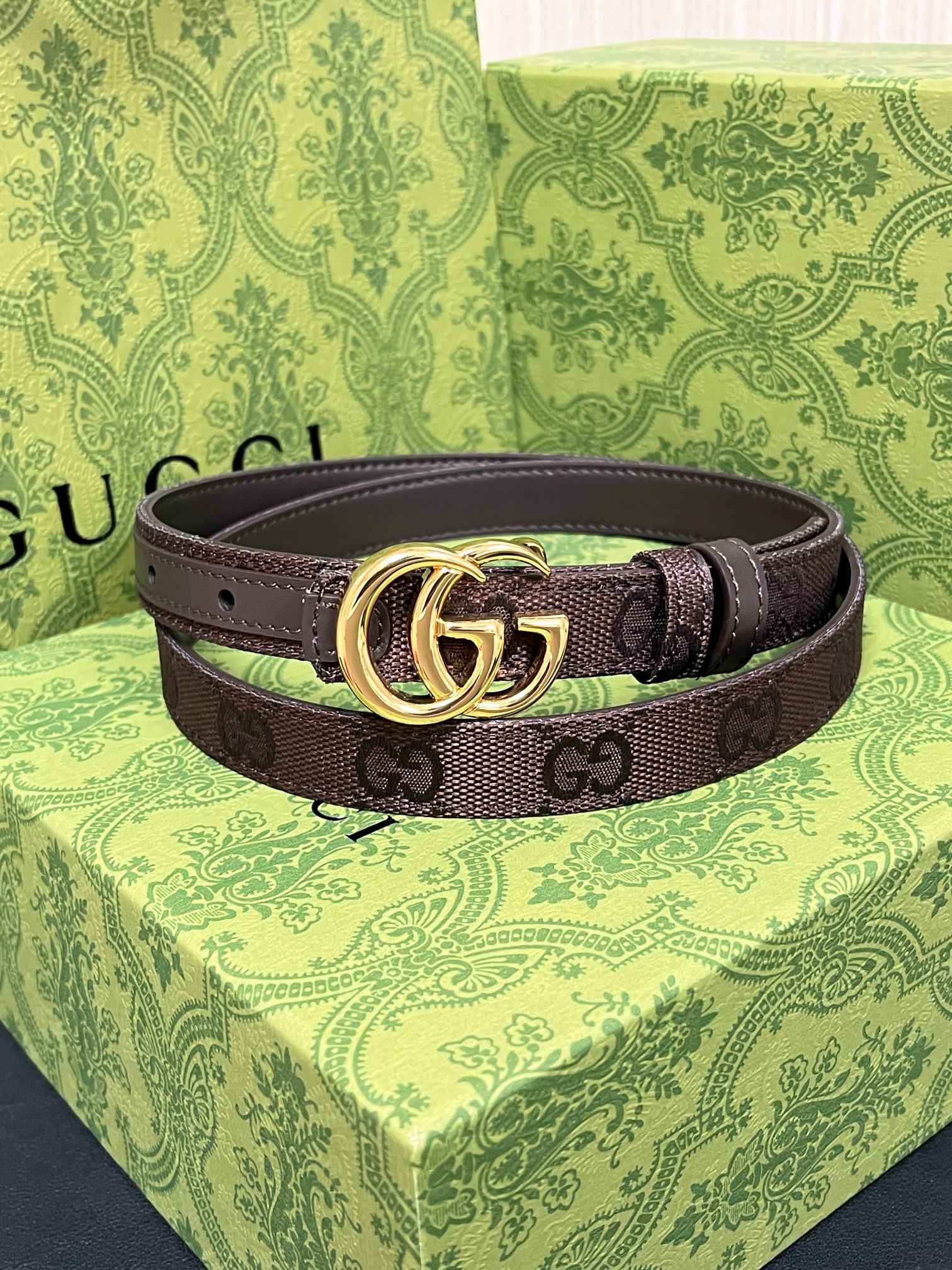 当季新款Generation Gucci古驰世代系列深入探索品牌的典藏元素，将不同世代的设计融合为统一的