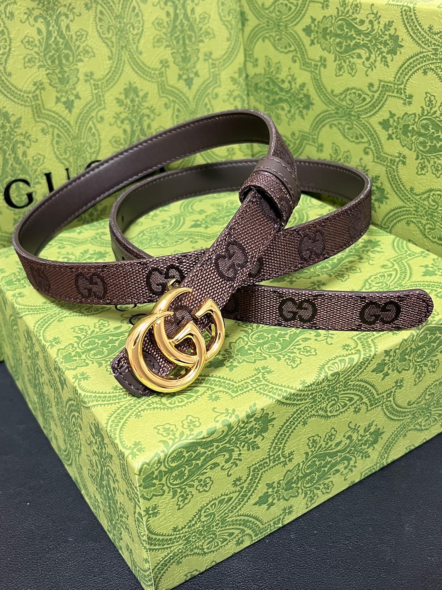当季新款Generation Gucci古驰世代系列深入探索品牌的典藏元素，将不同世代的设计融合为统一的