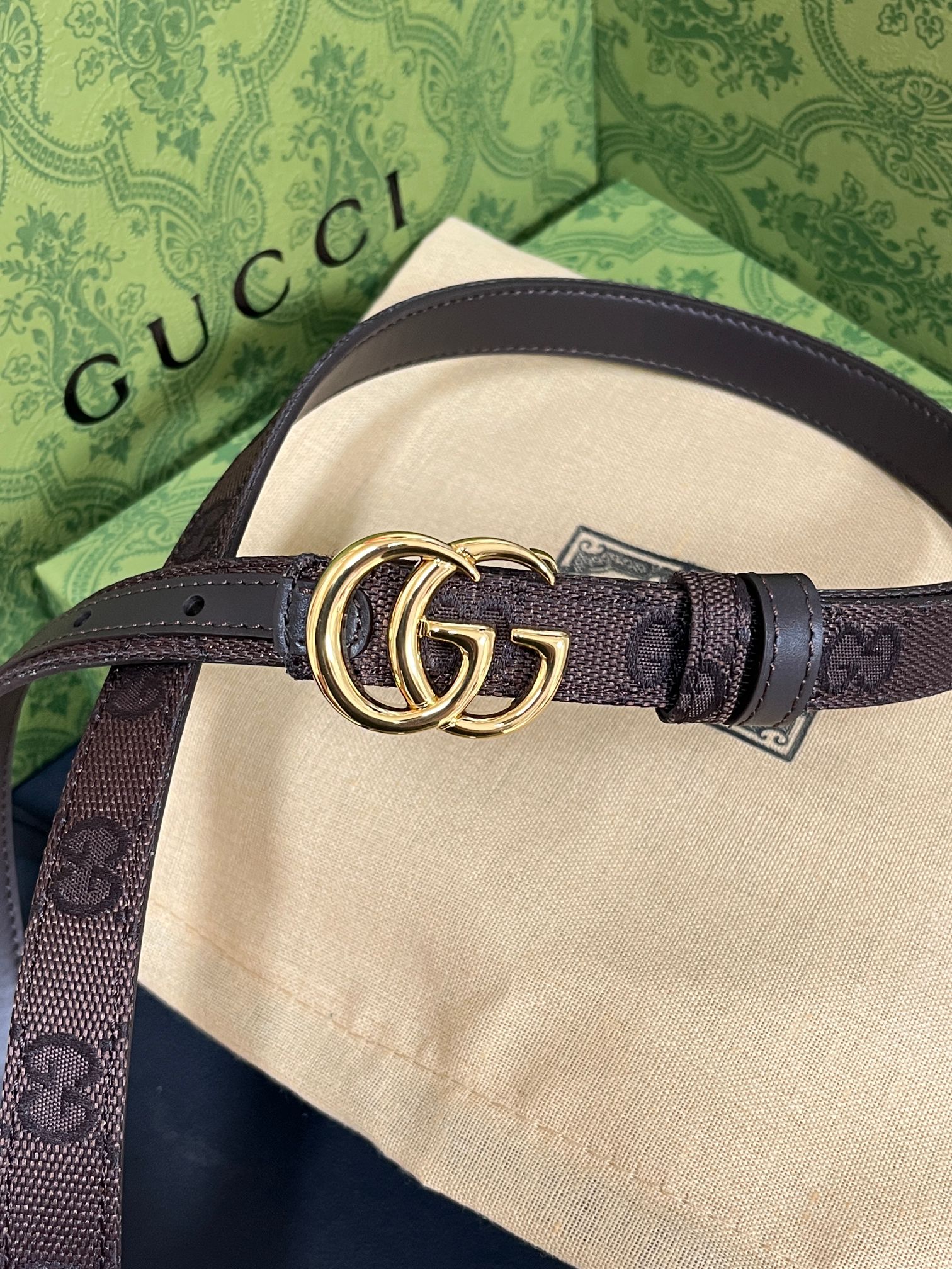 当季新款Generation Gucci古驰世代系列深入探索品牌的典藏元素，将不同世代的设计融合为统一的