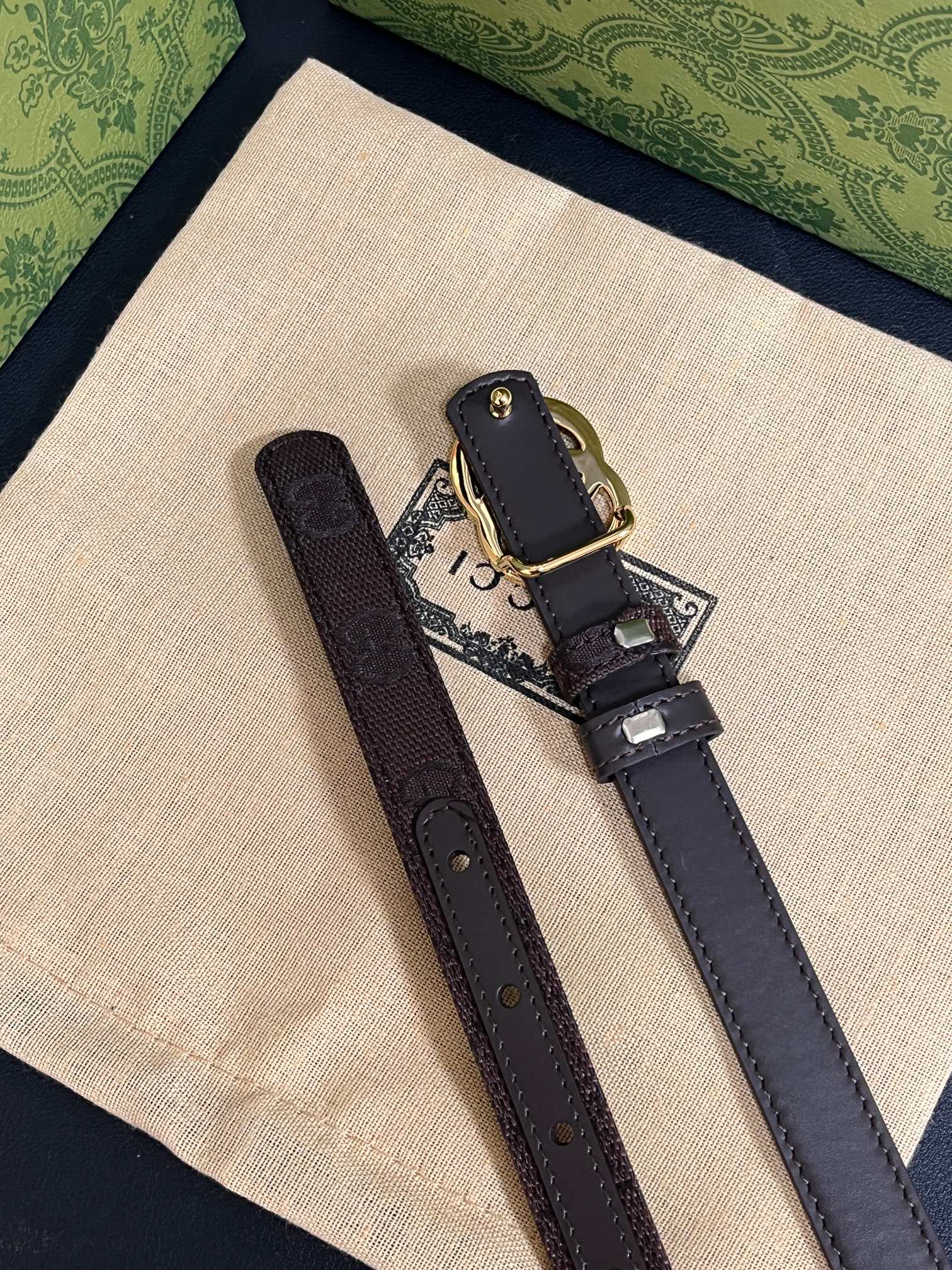 当季新款Generation Gucci古驰世代系列深入探索品牌的典藏元素，将不同世代的设计融合为统一的