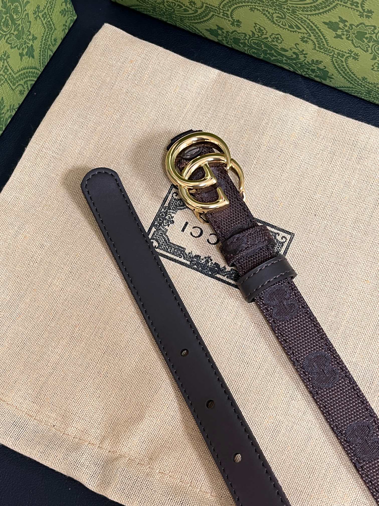 当季新款Generation Gucci古驰世代系列深入探索品牌的典藏元素，将不同世代的设计融合为统一的