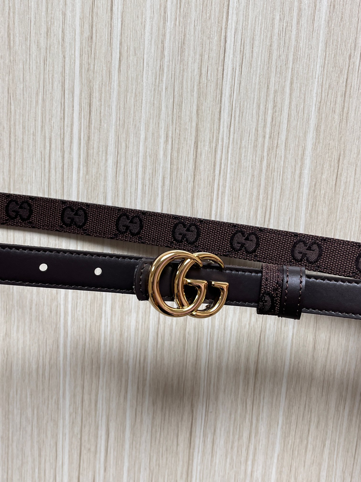 当季新款Generation Gucci古驰世代系列深入探索品牌的典藏元素，将不同世代的设计融合为统一的