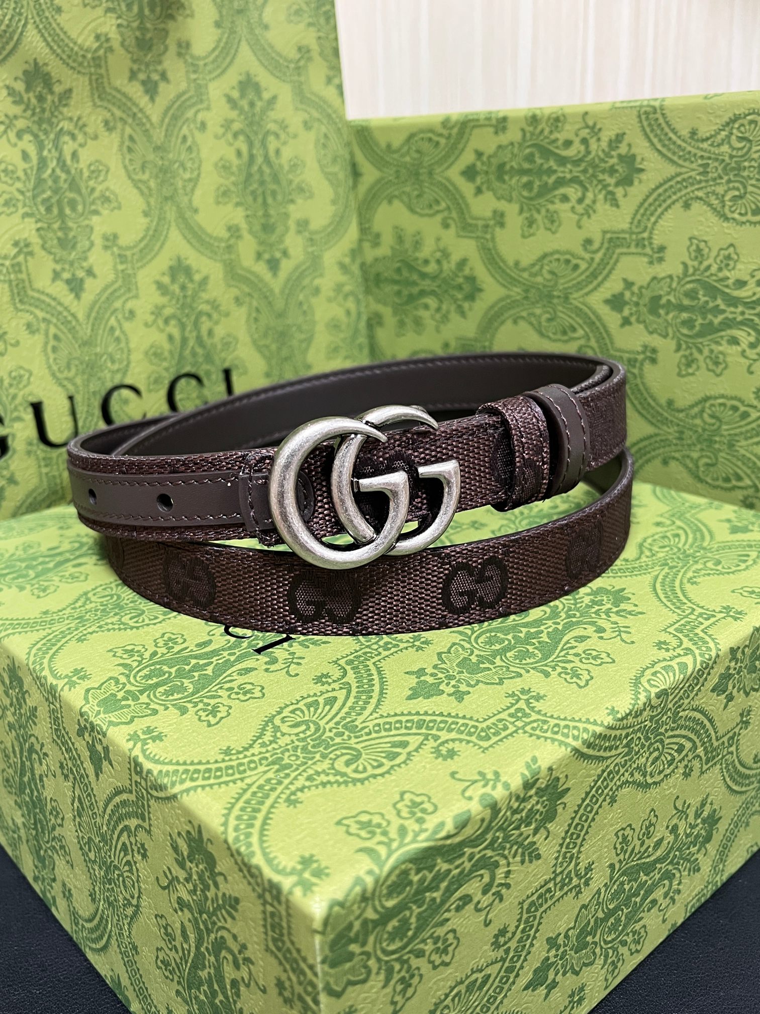 当季新款Generation Gucci古驰世代系列深入探索品牌的典藏元素，将不同世代的设计融合为统一的