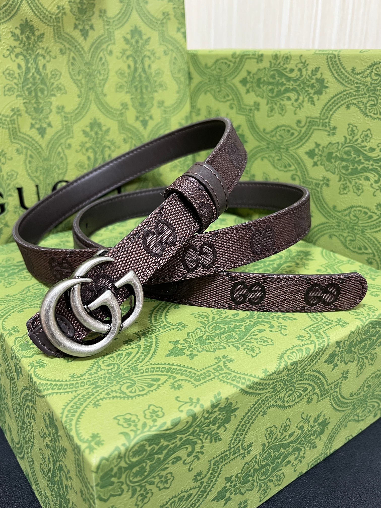 当季新款Generation Gucci古驰世代系列深入探索品牌的典藏元素，将不同世代的设计融合为统一的