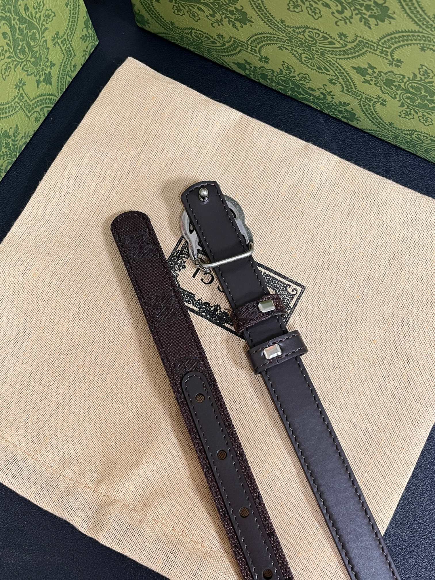 当季新款Generation Gucci古驰世代系列深入探索品牌的典藏元素，将不同世代的设计融合为统一的