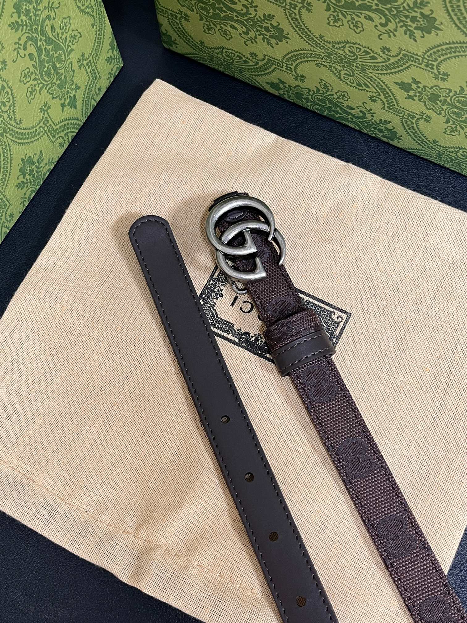 当季新款Generation Gucci古驰世代系列深入探索品牌的典藏元素，将不同世代的设计融合为统一的