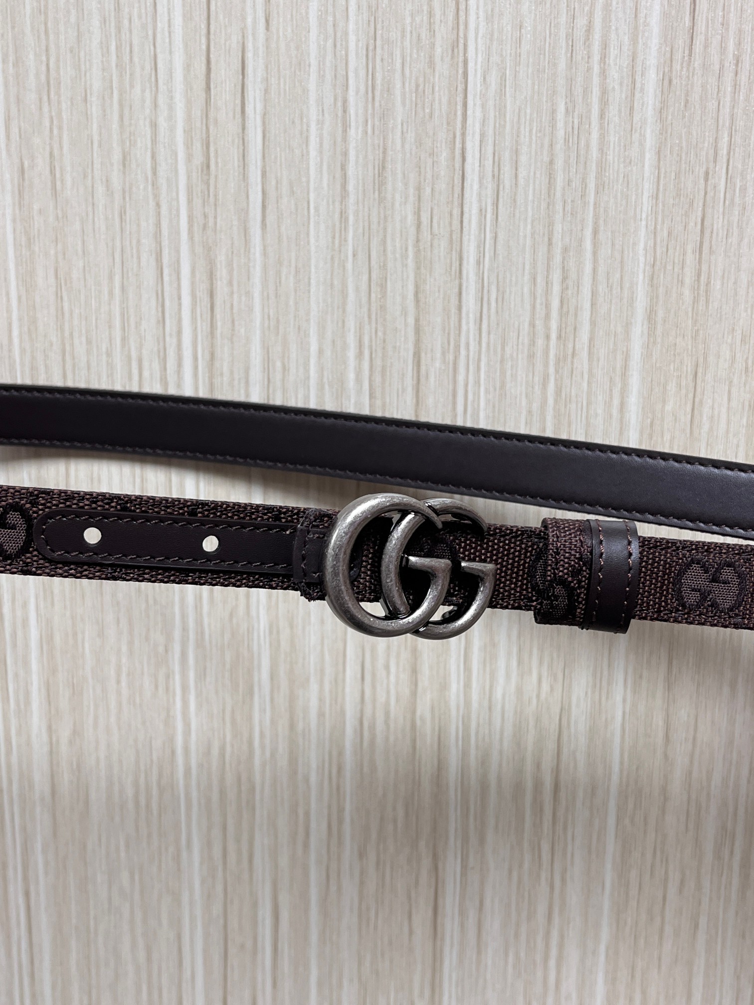 当季新款Generation Gucci古驰世代系列深入探索品牌的典藏元素，将不同世代的设计融合为统一的