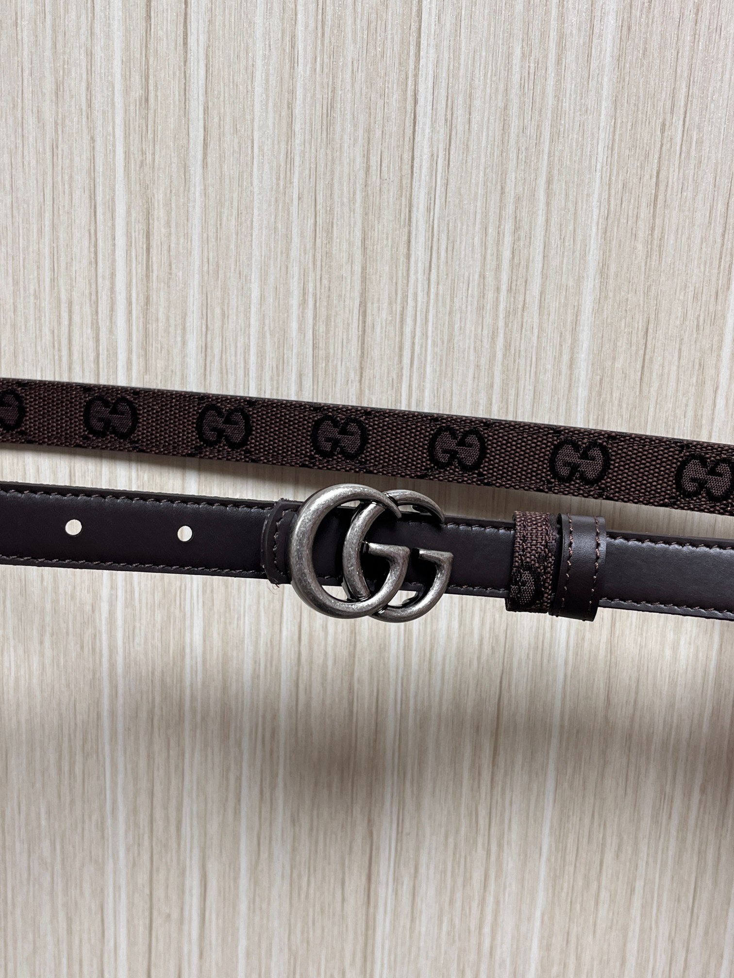 当季新款Generation Gucci古驰世代系列深入探索品牌的典藏元素，将不同世代的设计融合为统一的
