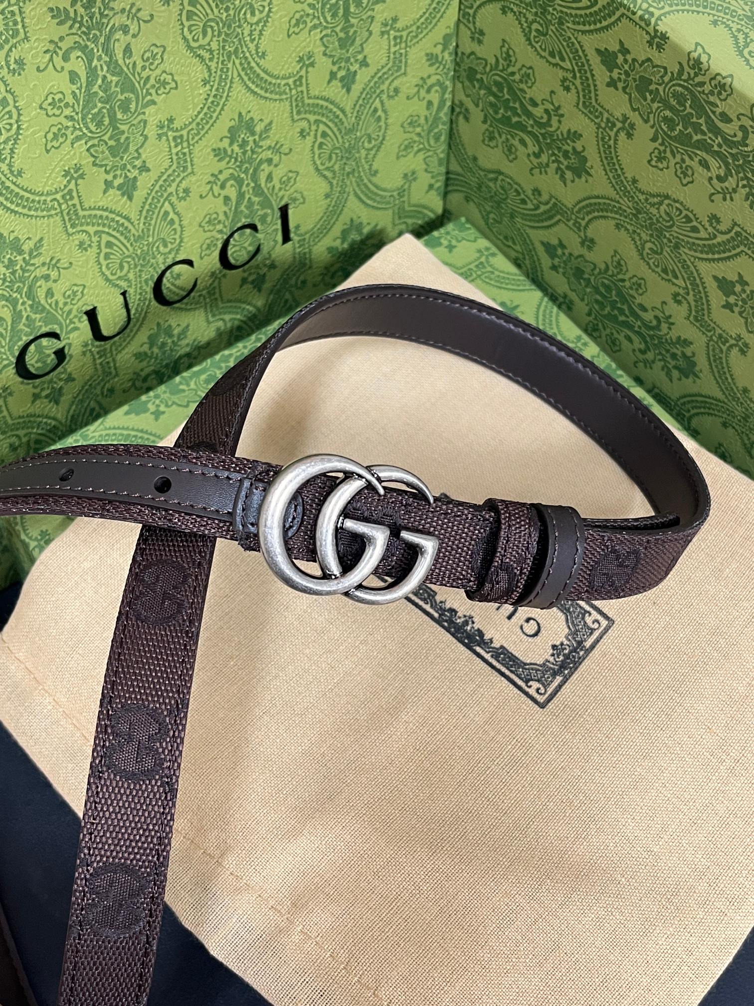 当季新款Generation Gucci古驰世代系列深入探索品牌的典藏元素，将不同世代的设计融合为统一的