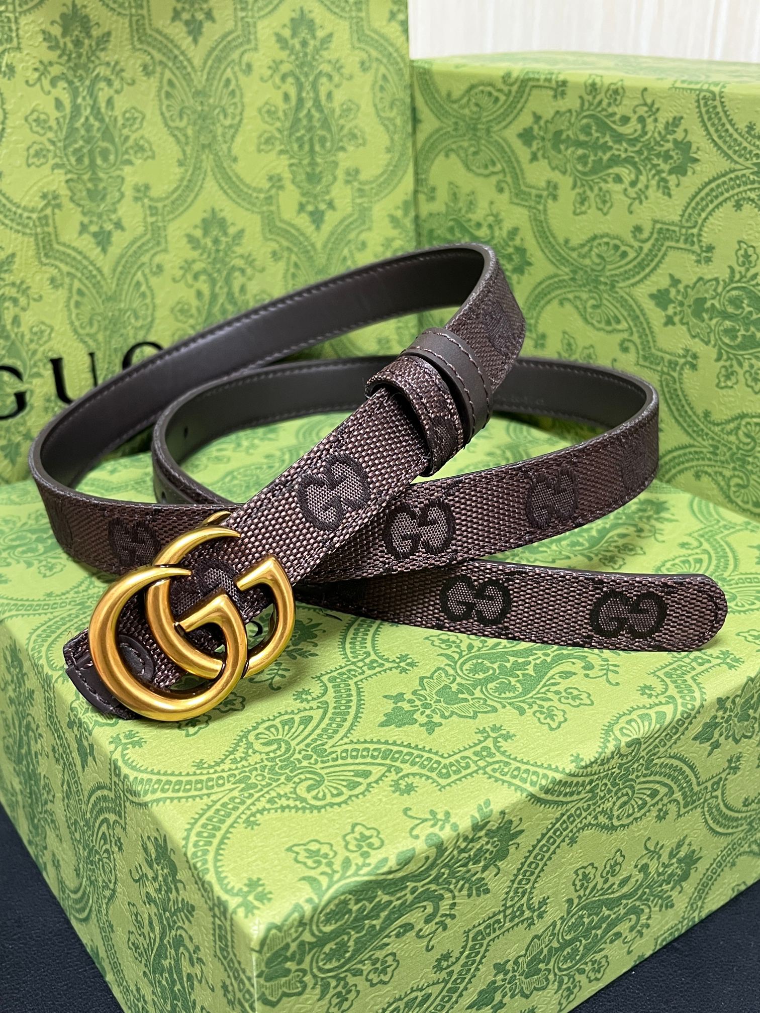 当季新款Generation Gucci古驰世代系列深入探索品牌的典藏元素，将不同世代的设计融合为统一的