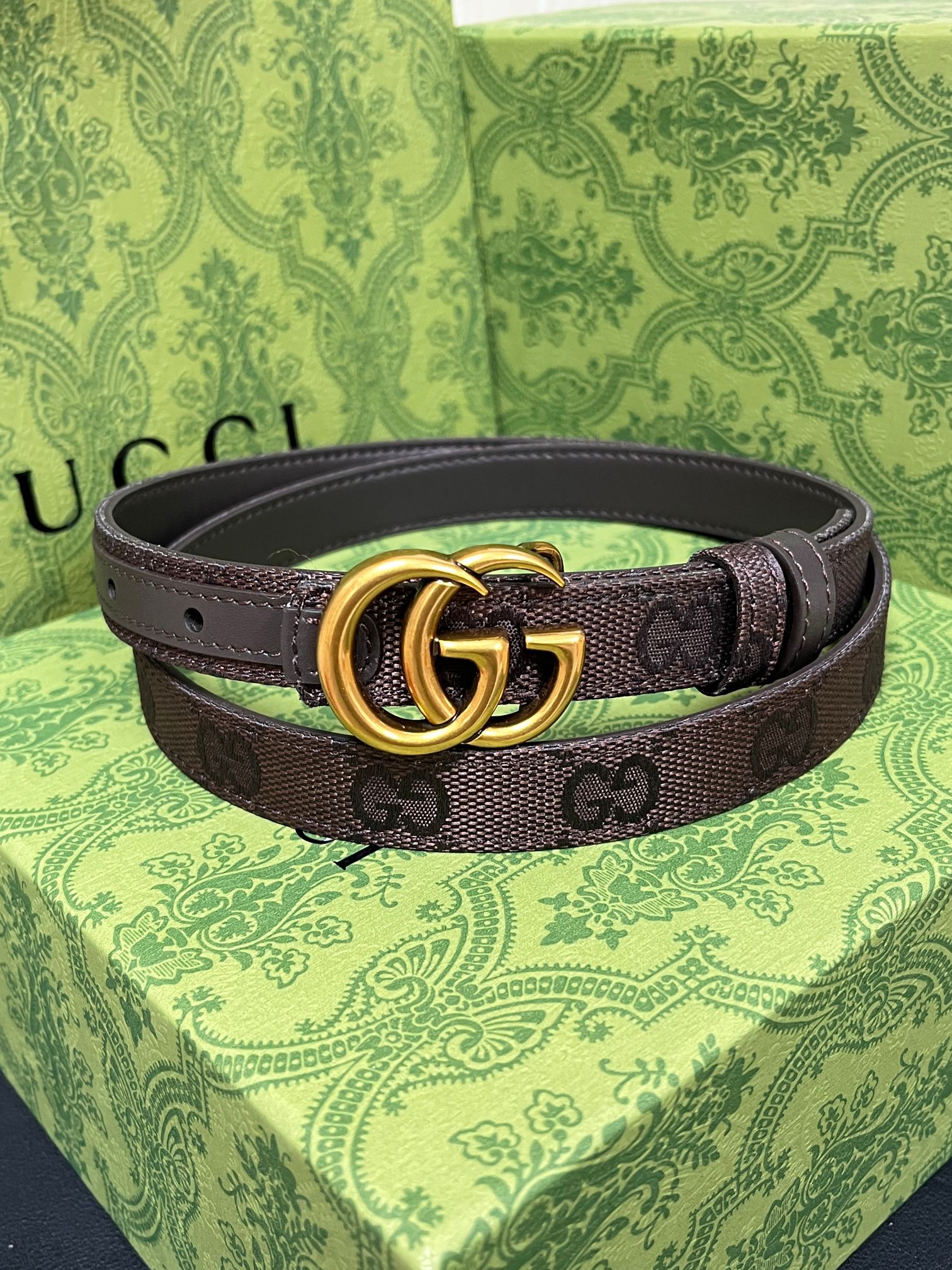 当季新款Generation Gucci古驰世代系列深入探索品牌的典藏元素，将不同世代的设计融合为统一的