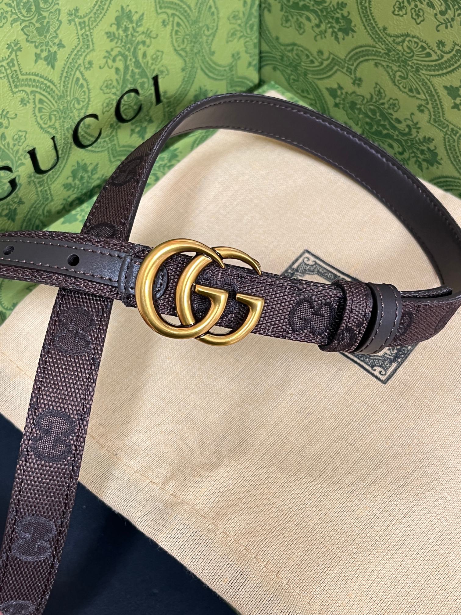 当季新款Generation Gucci古驰世代系列深入探索品牌的典藏元素，将不同世代的设计融合为统一的