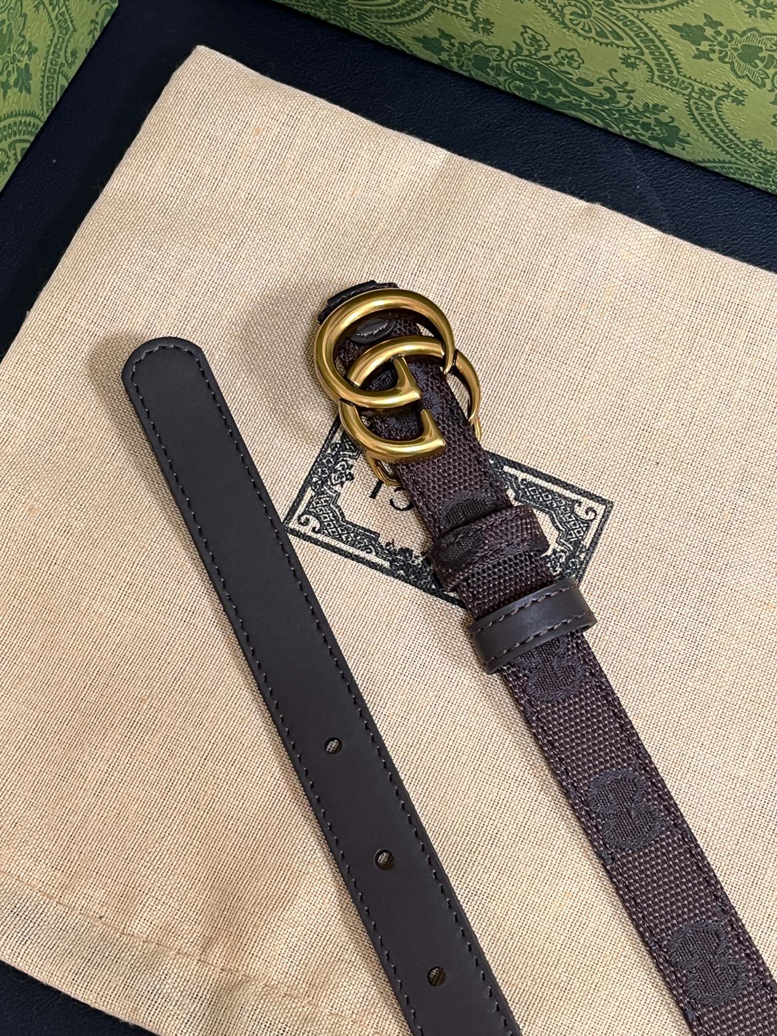 当季新款Generation Gucci古驰世代系列深入探索品牌的典藏元素，将不同世代的设计融合为统一的