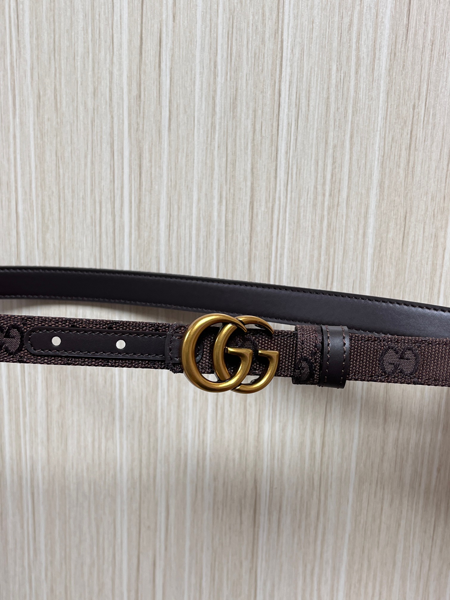 当季新款Generation Gucci古驰世代系列深入探索品牌的典藏元素，将不同世代的设计融合为统一的