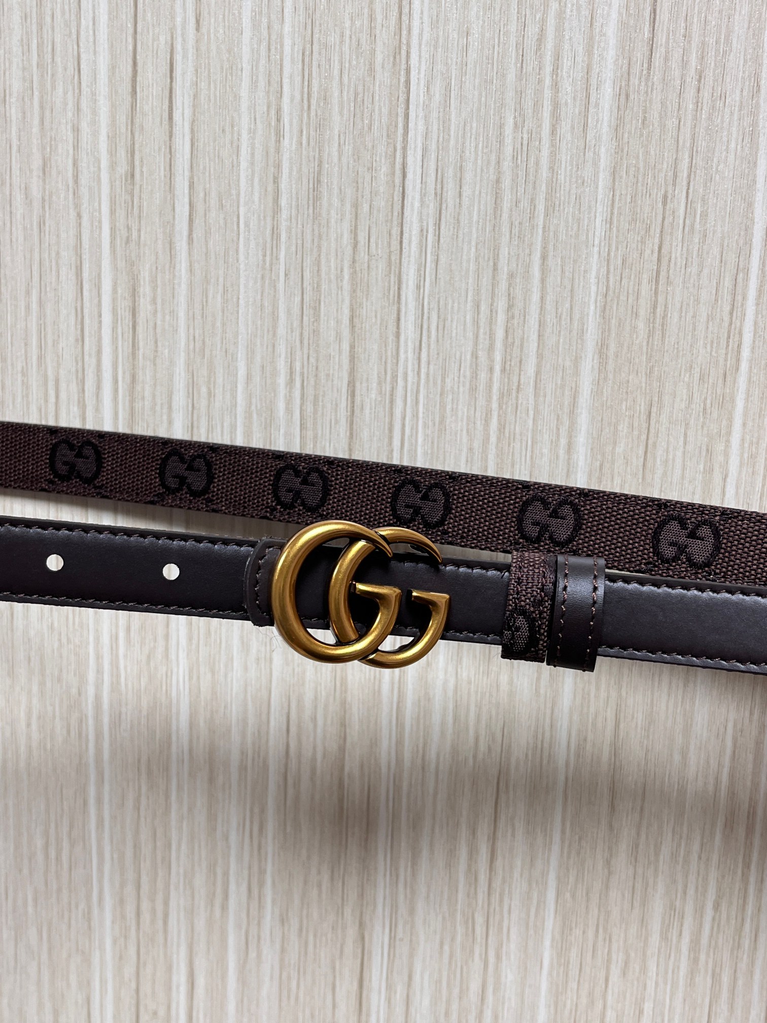当季新款Generation Gucci古驰世代系列深入探索品牌的典藏元素，将不同世代的设计融合为统一的