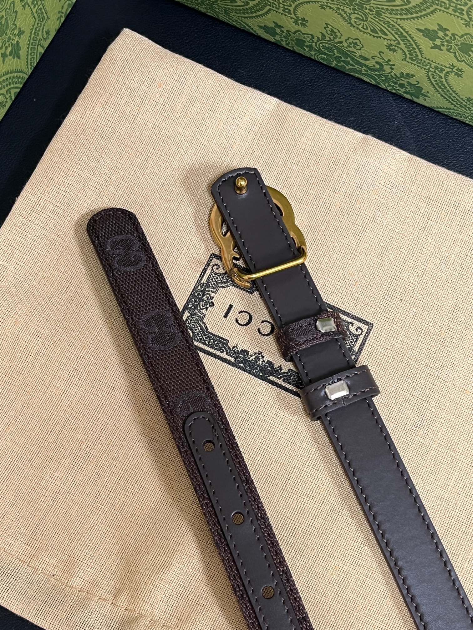 当季新款Generation Gucci古驰世代系列深入探索品牌的典藏元素，将不同世代的设计融合为统一的