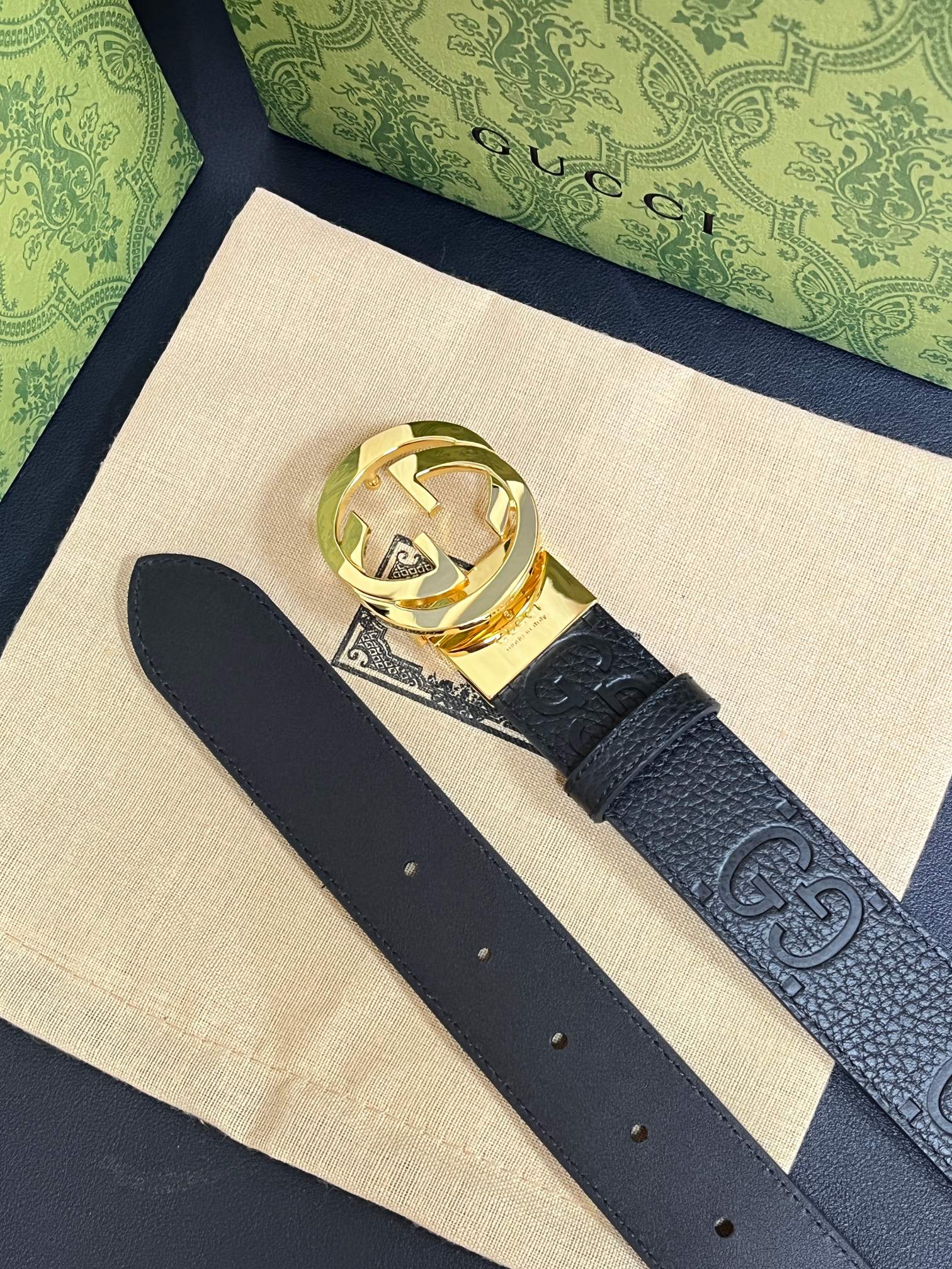 当季新款，.双面进口牛皮，一面蓝色荔枝纹压G, 一面光滑牛皮，搭配精品旋转扣。3.5宽色荔枝纹压花。