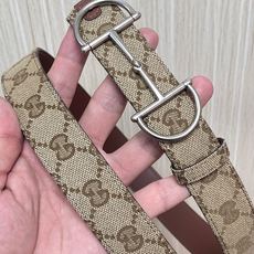当季新款,深入探索品牌的典藏元素,将不同世代的设计融合成一种美学叙事。金色调马衔扣装饰这款双面窄版腰带, 当季新款,深入探索品牌的典藏元素,将不同世代的设计融合成一种美学叙事。金色调马衔扣装饰这款双面窄版腰带,