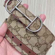 当季新款,深入探索品牌的典藏元素,将不同世代的设计融合成一种美学叙事。金色调马衔扣装饰这款双面窄版腰带, 当季新款,深入探索品牌的典藏元素,将不同世代的设计融合成一种美学叙事。金色调马衔扣装饰这款双面窄版腰带,
