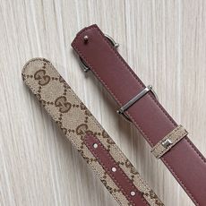 当季新款,深入探索品牌的典藏元素,将不同世代的设计融合成一种美学叙事。金色调马衔扣装饰这款双面窄版腰带, 当季新款,深入探索品牌的典藏元素,将不同世代的设计融合成一种美学叙事。金色调马衔扣装饰这款双面窄版腰带,