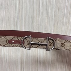 当季新款,深入探索品牌的典藏元素,将不同世代的设计融合成一种美学叙事。金色调马衔扣装饰这款双面窄版腰带, 当季新款,深入探索品牌的典藏元素,将不同世代的设计融合成一种美学叙事。金色调马衔扣装饰这款双面窄版腰带,