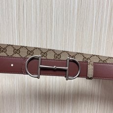 当季新款,深入探索品牌的典藏元素,将不同世代的设计融合成一种美学叙事。金色调马衔扣装饰这款双面窄版腰带, 当季新款,深入探索品牌的典藏元素,将不同世代的设计融合成一种美学叙事。金色调马衔扣装饰这款双面窄版腰带,