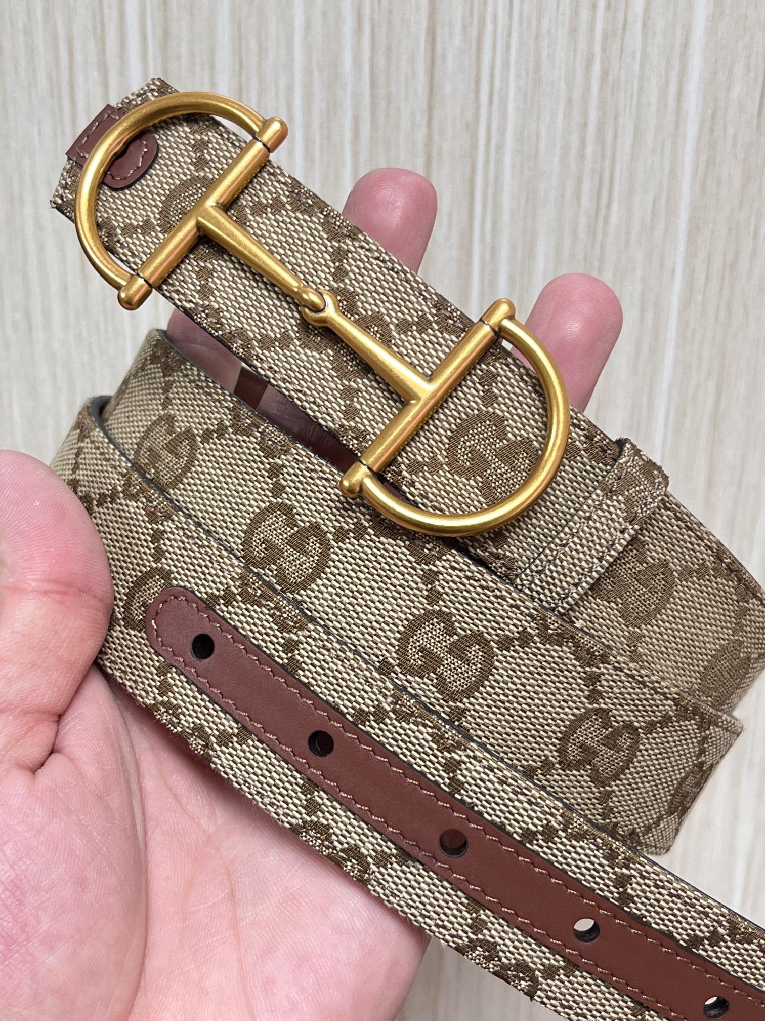 当季新款，深入探索品牌的典藏元素，将不同世代的设计融合成一种美学叙事。金色调马衔扣装饰这款双面窄版腰带，