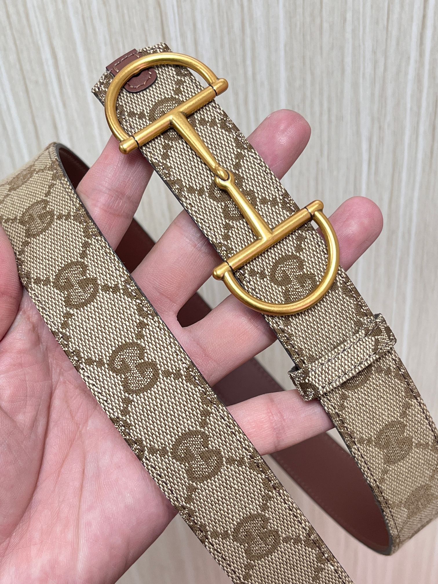 当季新款，深入探索品牌的典藏元素，将不同世代的设计融合成一种美学叙事。金色调马衔扣装饰这款双面窄版腰带，