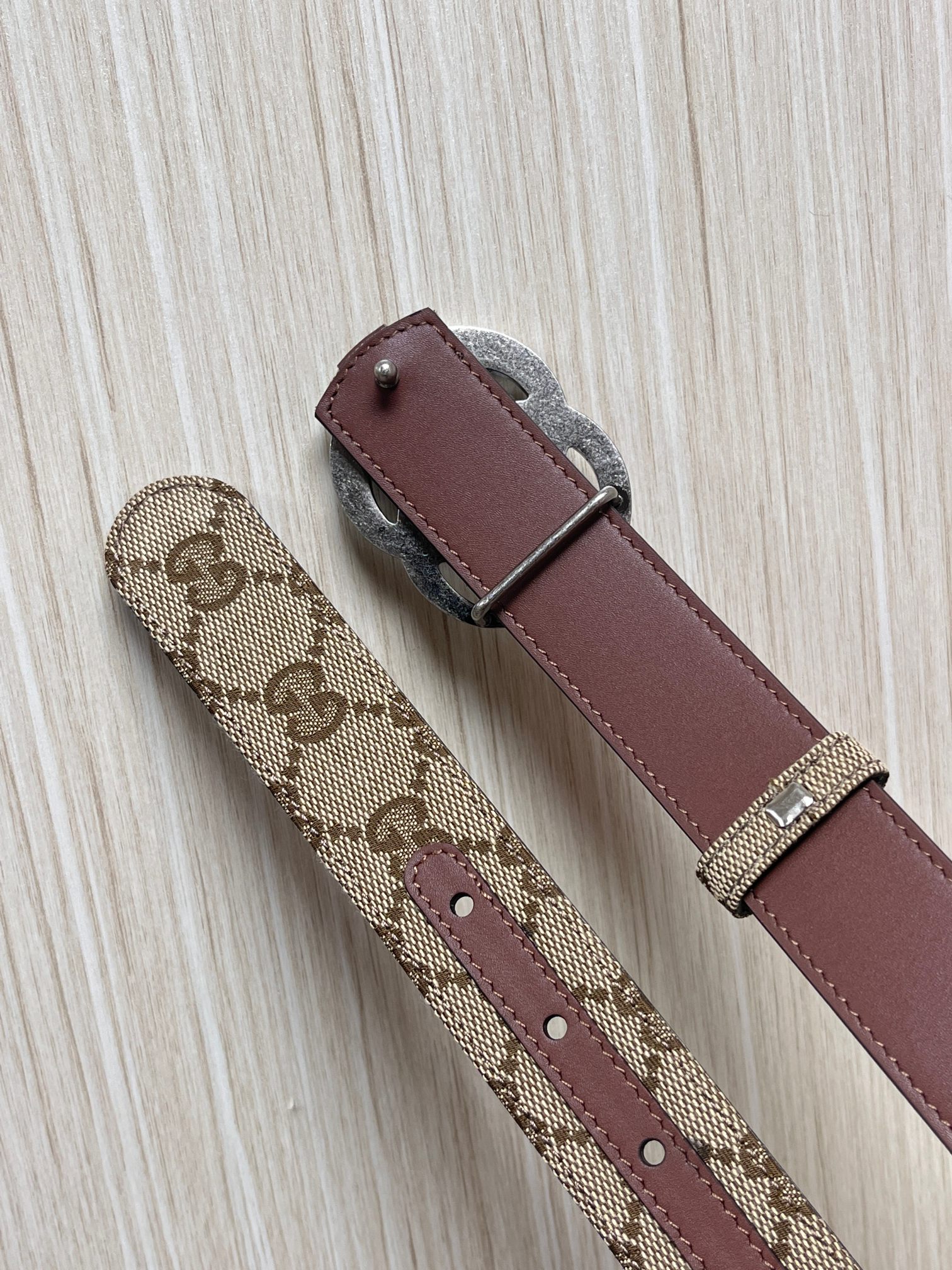 当季新款，深入探索品牌的典藏元素，将不同世代的设计融合成一种美学叙事。金色调马衔扣装饰这款双面窄版腰带，