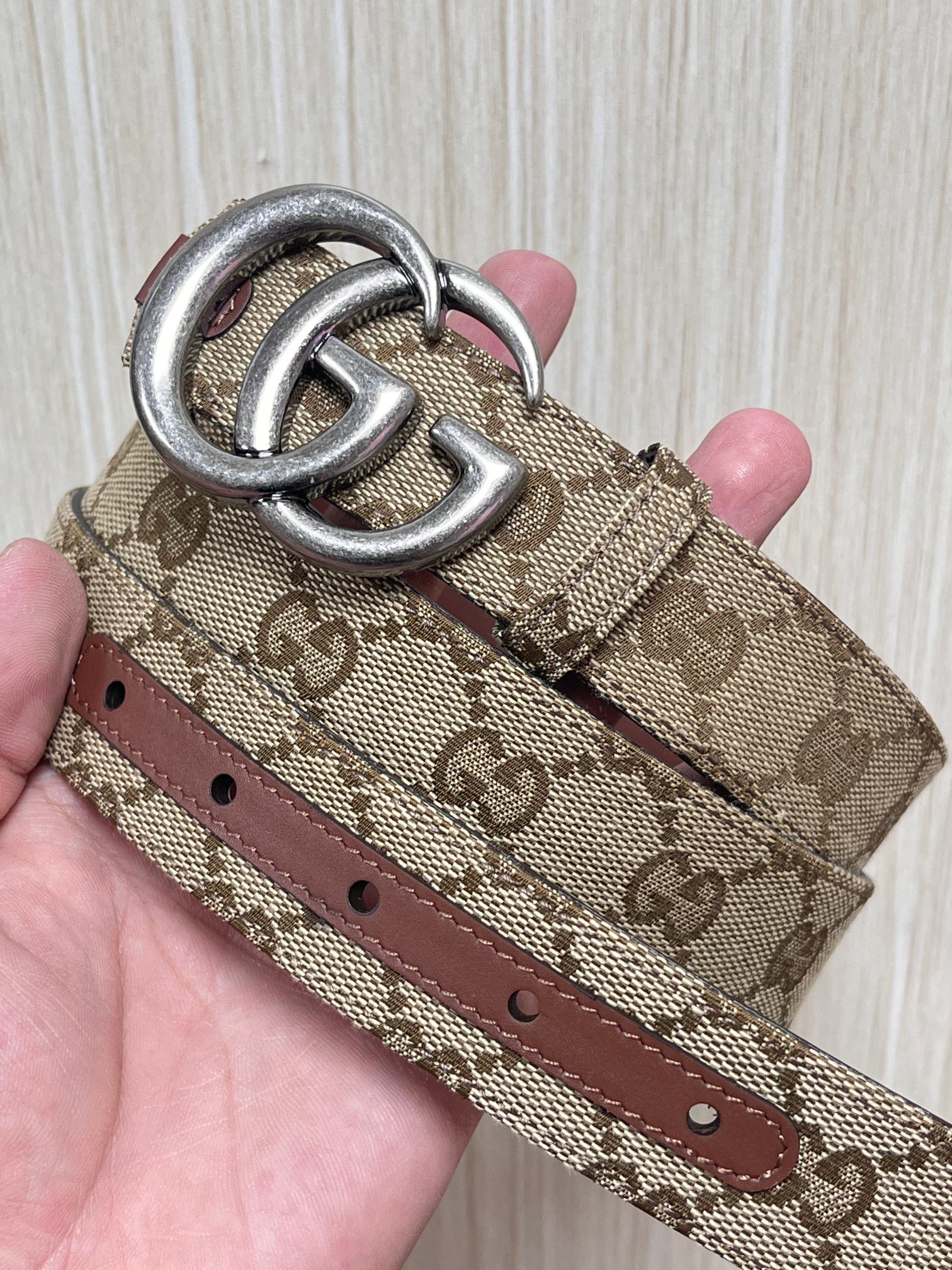 当季新款，深入探索品牌的典藏元素，将不同世代的设计融合成一种美学叙事。金色调马衔扣装饰这款双面窄版腰带，