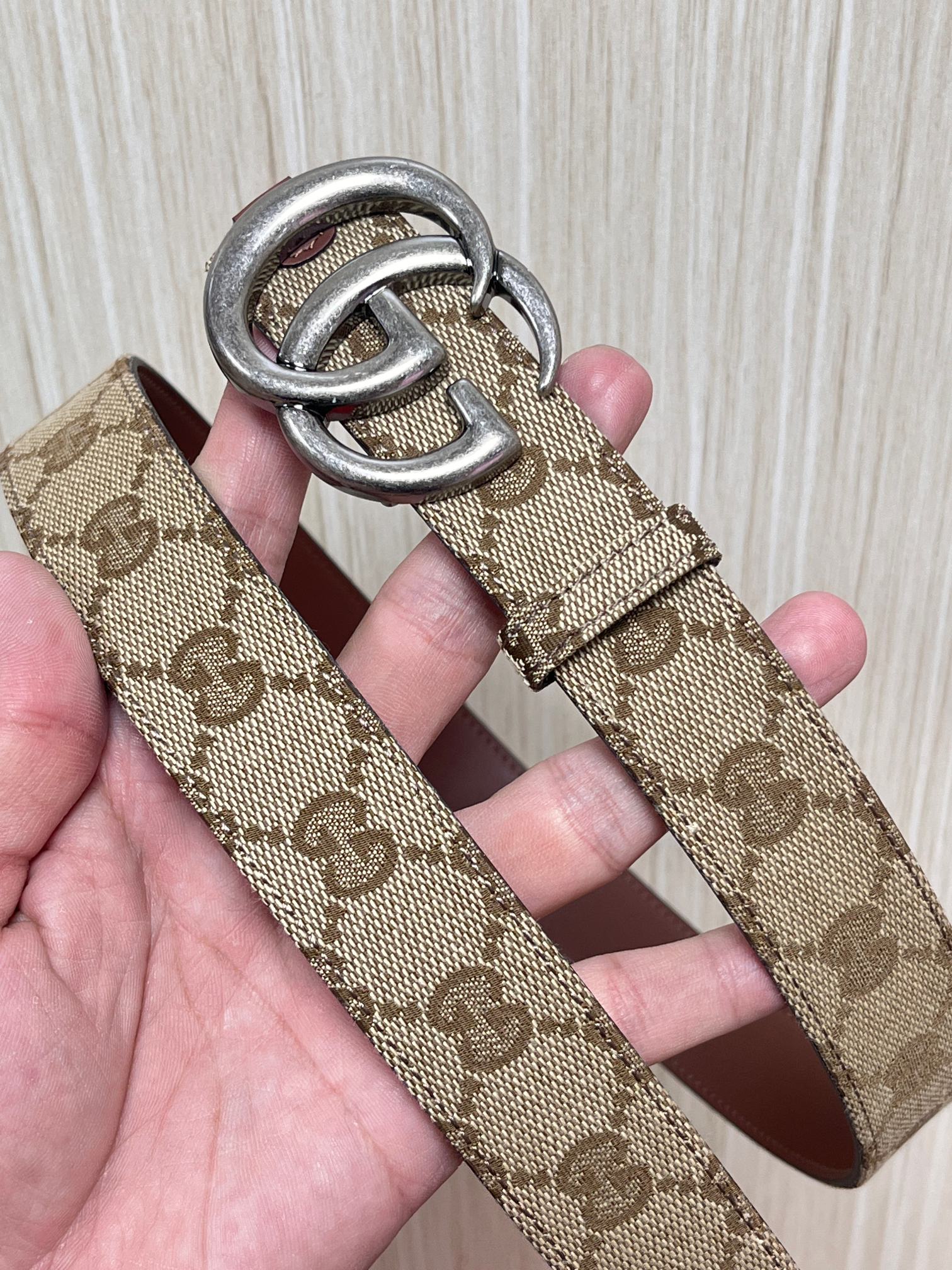 当季新款，深入探索品牌的典藏元素，将不同世代的设计融合成一种美学叙事。金色调马衔扣装饰这款双面窄版腰带，