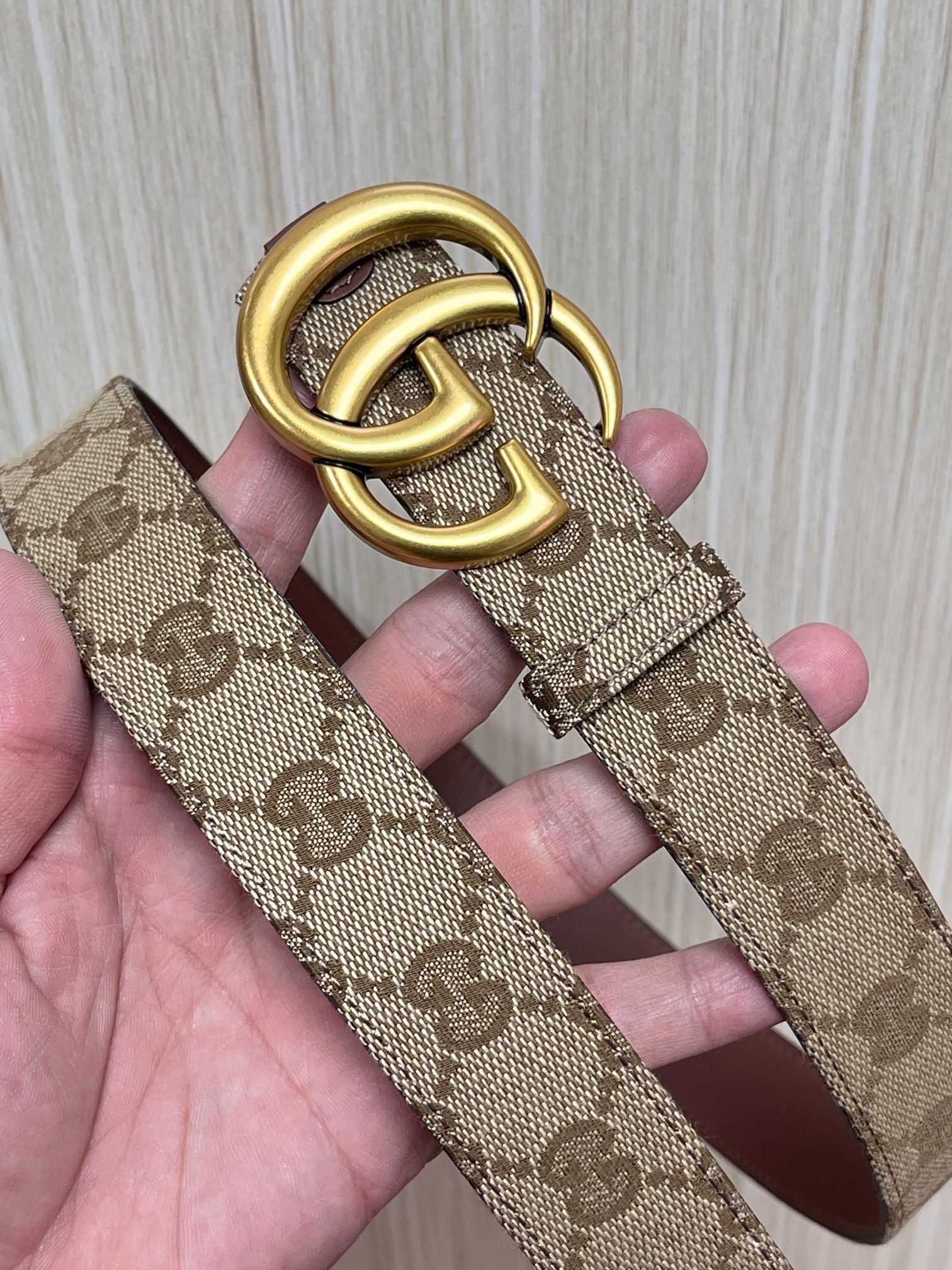 当季新款，深入探索品牌的典藏元素，将不同世代的设计融合成一种美学叙事。金色调马衔扣装饰这款双面窄版腰带，