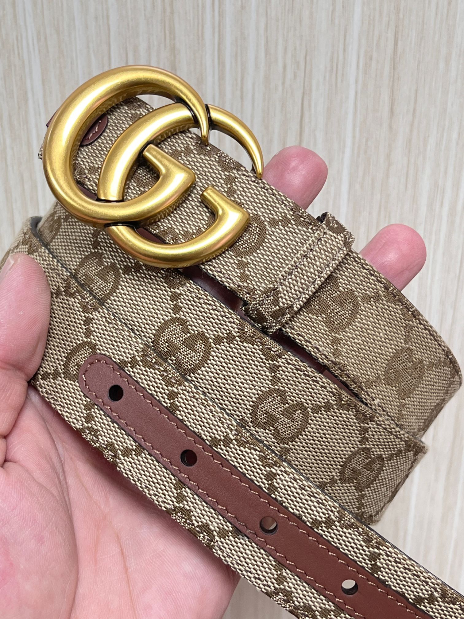 当季新款，深入探索品牌的典藏元素，将不同世代的设计融合成一种美学叙事。金色调马衔扣装饰这款双面窄版腰带，
