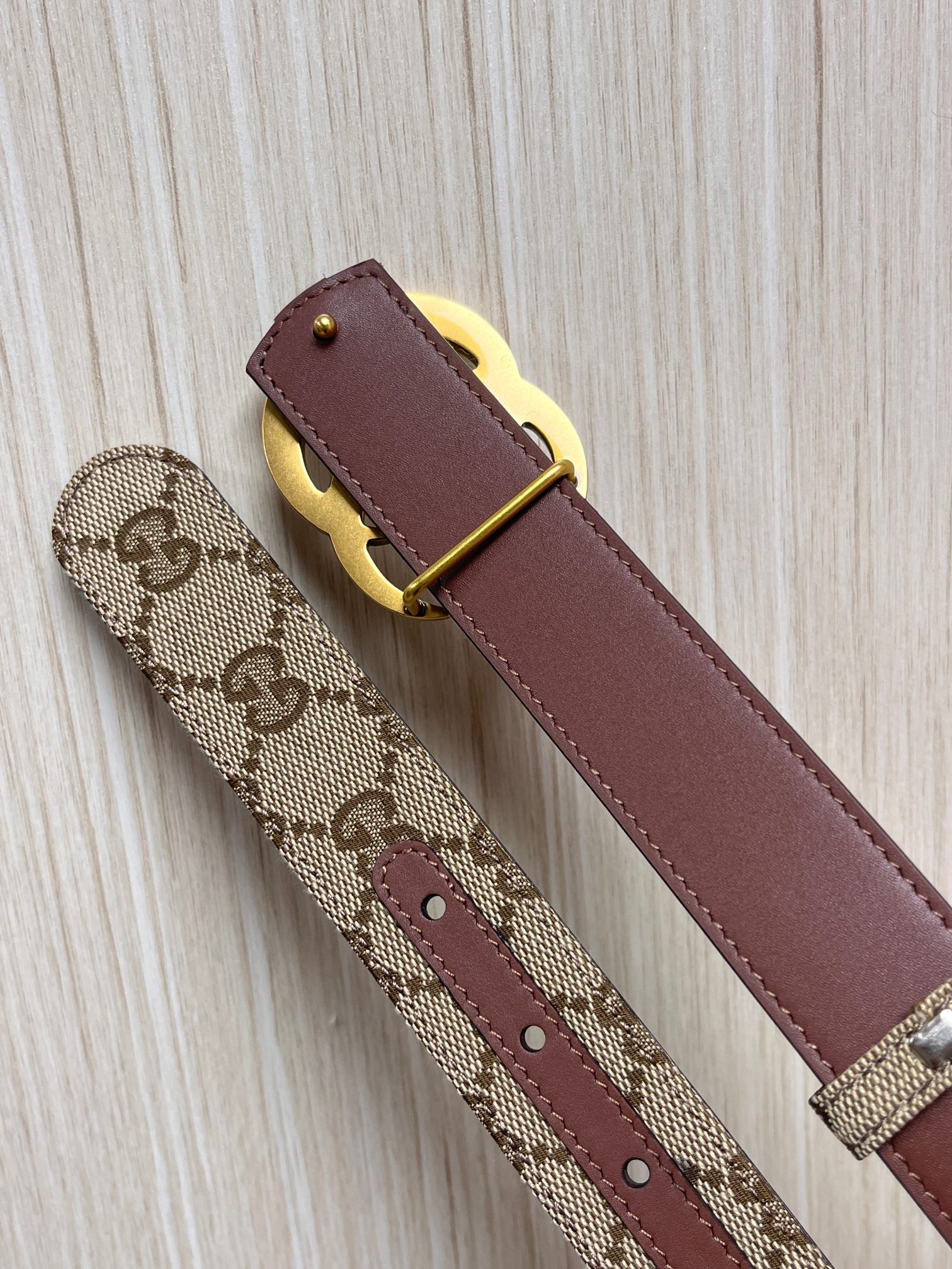 当季新款，深入探索品牌的典藏元素，将不同世代的设计融合成一种美学叙事。金色调马衔扣装饰这款双面窄版腰带，