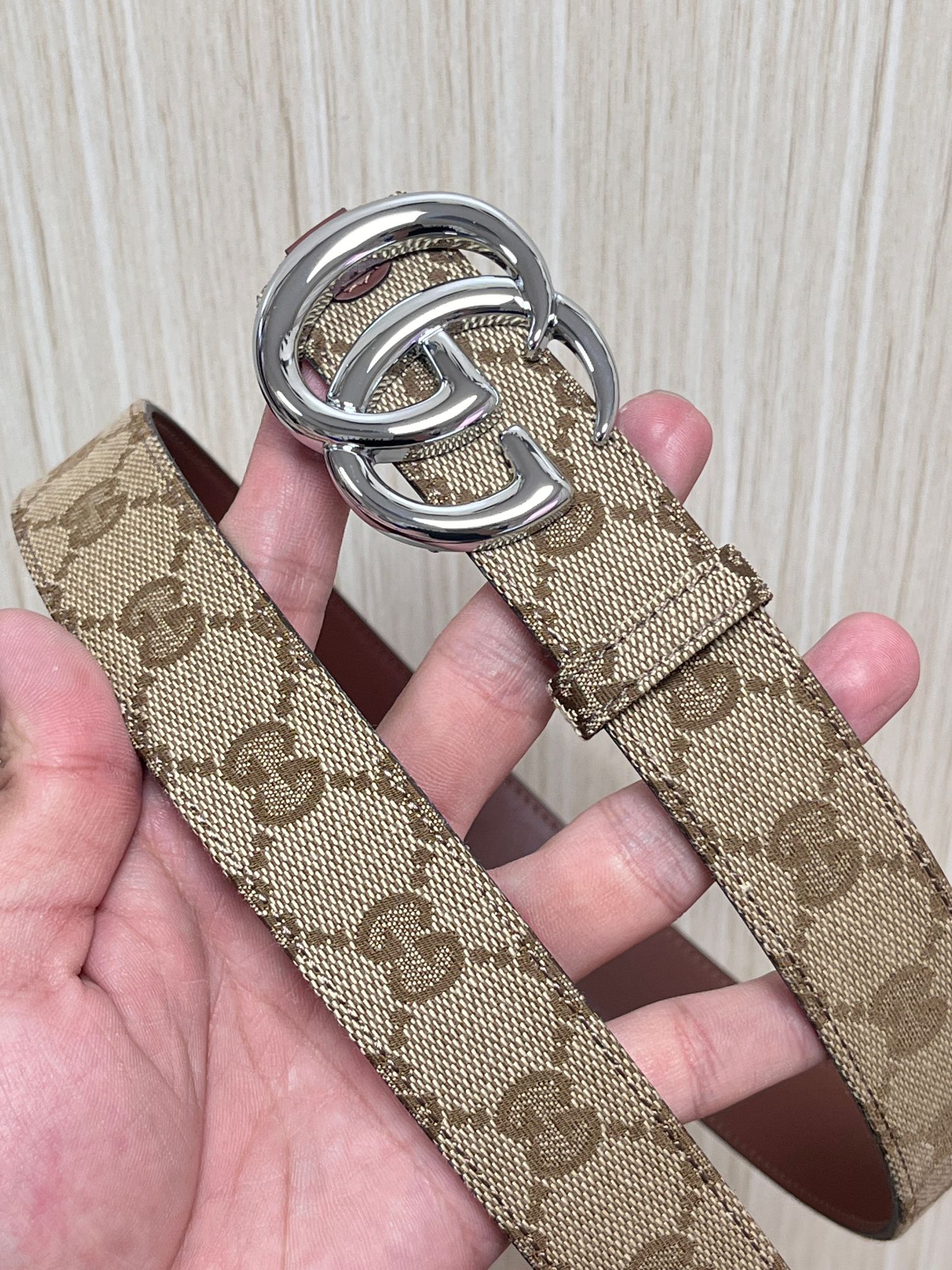 当季新款，深入探索品牌的典藏元素，将不同世代的设计融合成一种美学叙事。金色调马衔扣装饰这款双面窄版腰带，
